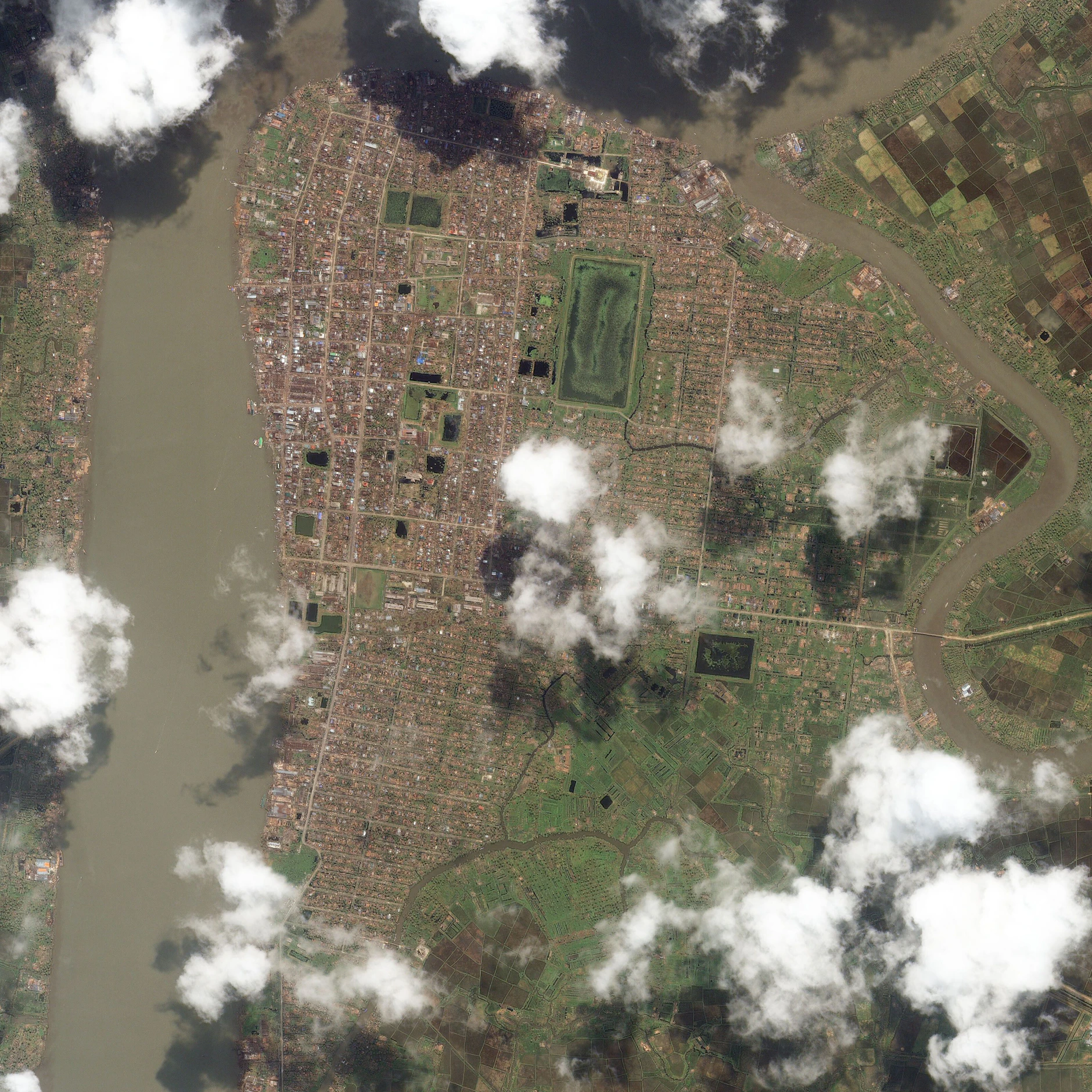 Genau hier wird Politik zur Schlüsselfrage: Wer darf wo leben, wie wird Umweltverbrauch bepreist, wie werden digitale Ökosysteme reguliert?