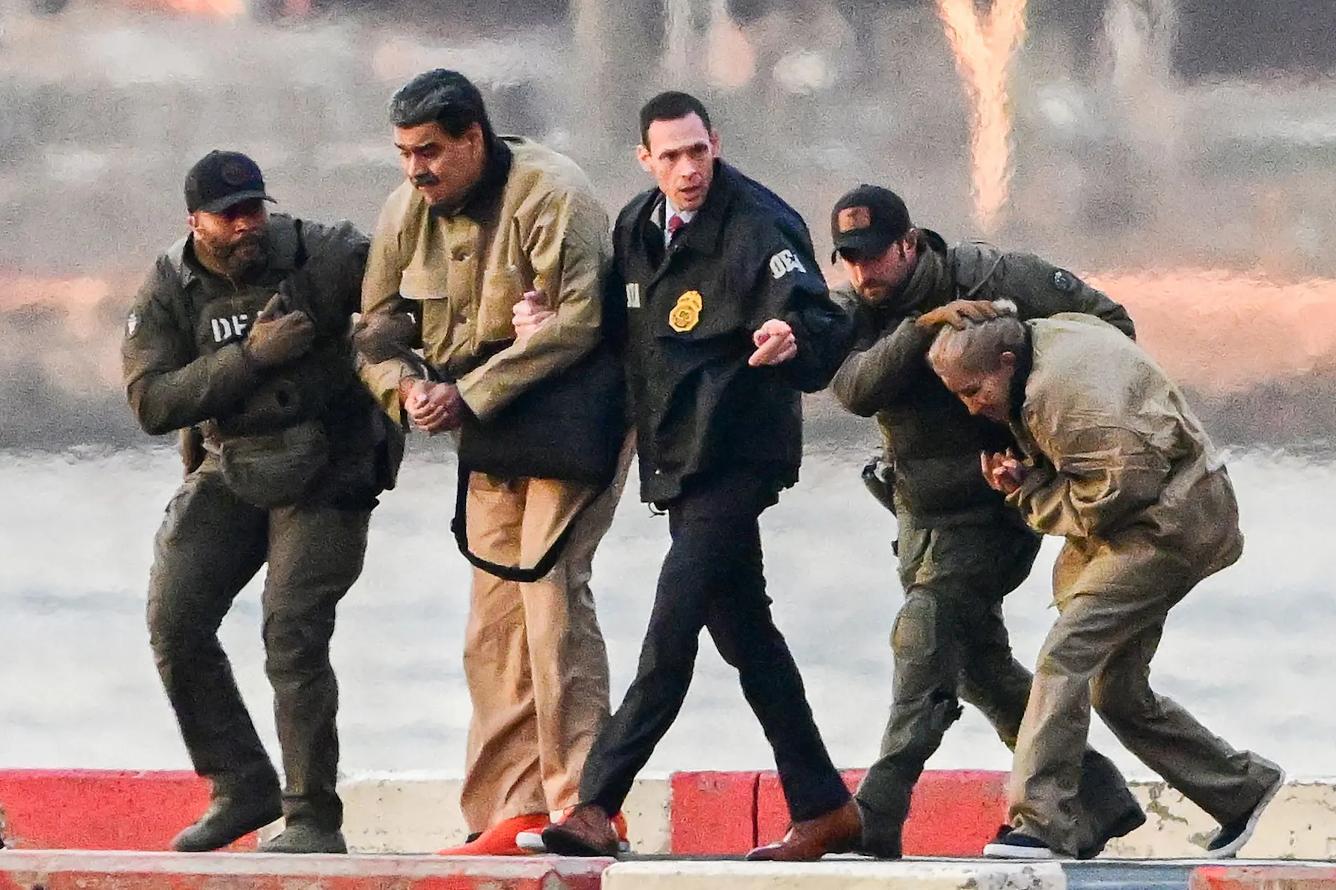 Nicolás Maduro (2.v.l.) und seine Frau Cilia Flores nach ihrer Festnahme Anfang Januar am Wall Street Heliport in Manhattan.
