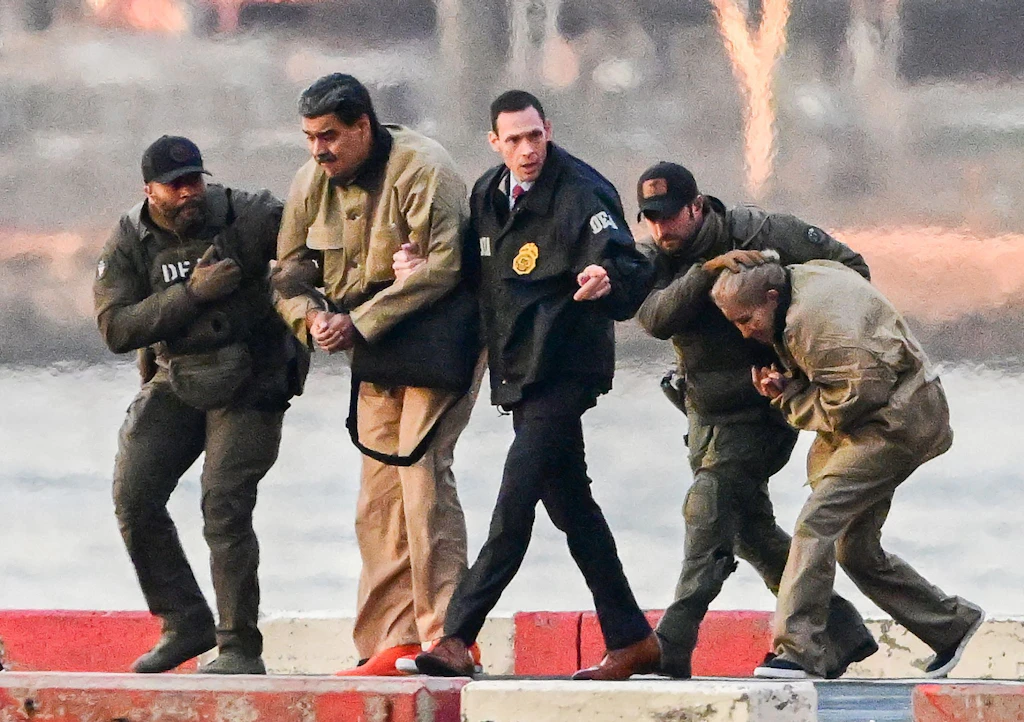 Nicolás Maduro (2.v.l.) und seine Frau Cilia Flores nach ihrer Festnahme Anfang Januar am Wall Street Heliport in Manhattan.