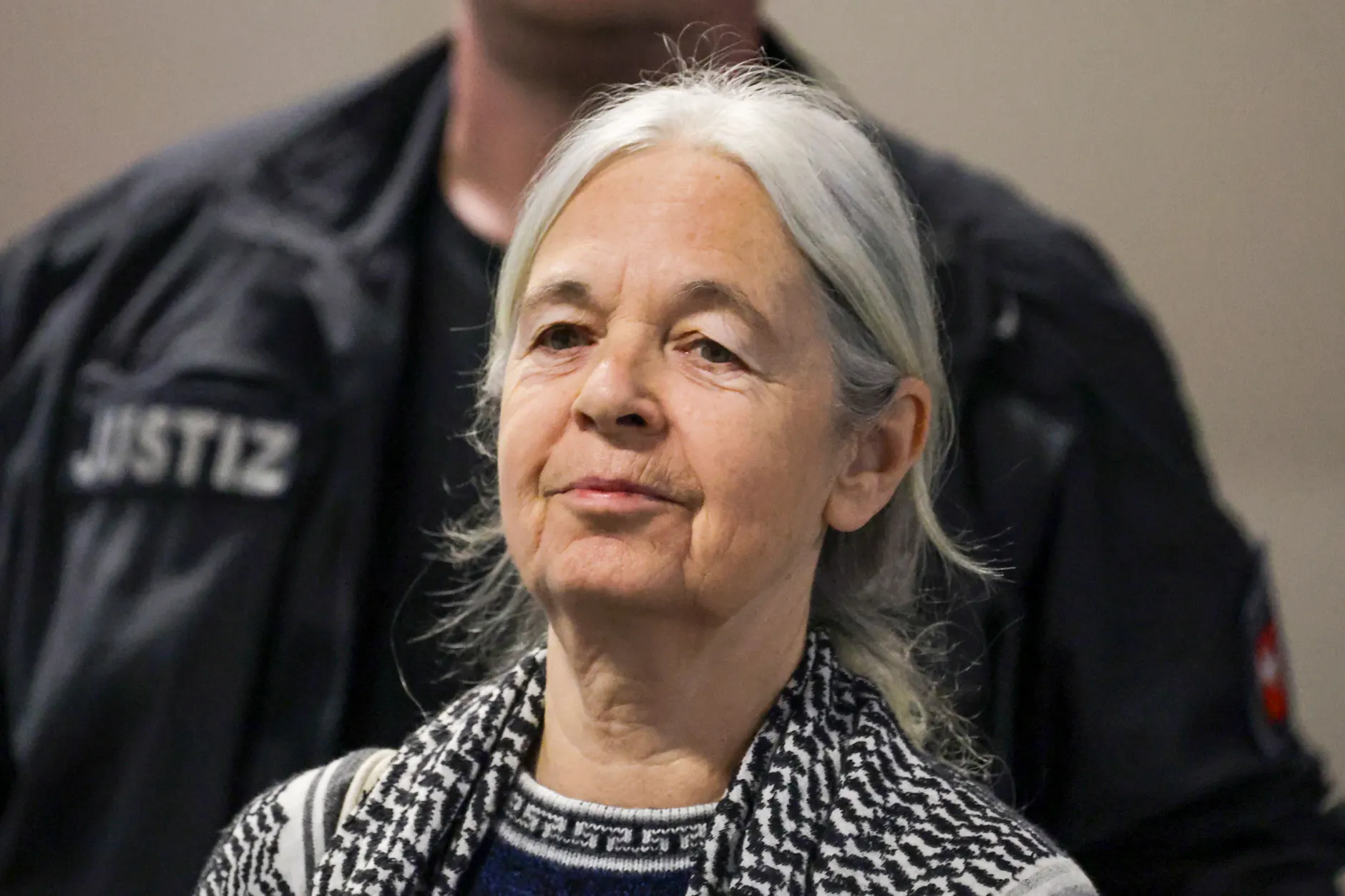 Niedersachsen: Die Angeklagte Daniela Klette erscheint im provisorischen Saal des Landgerichts Verden.