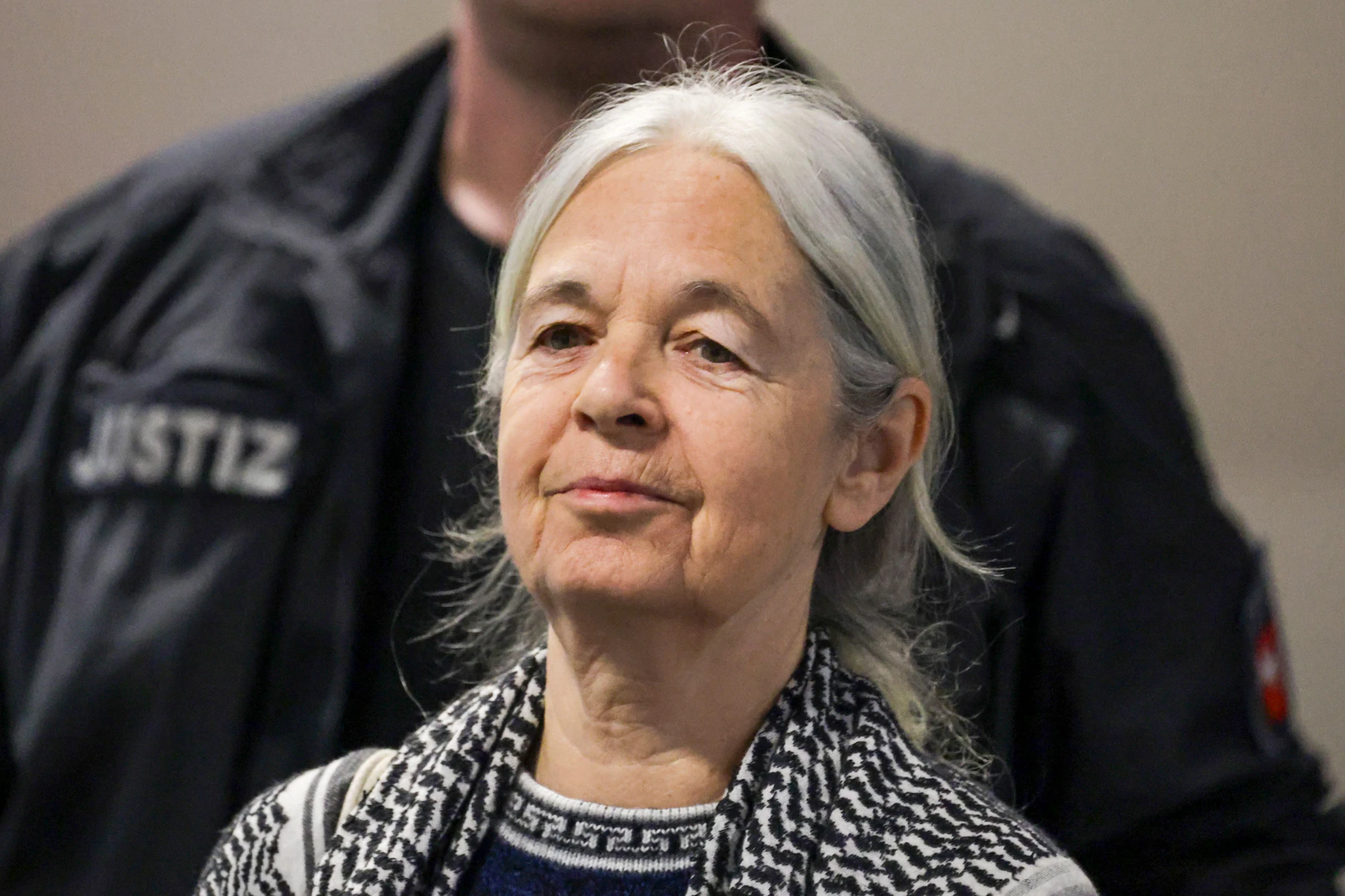 Niedersachsen: Die Angeklagte Daniela Klette erscheint im provisorischen Saal des Landgerichts Verden.