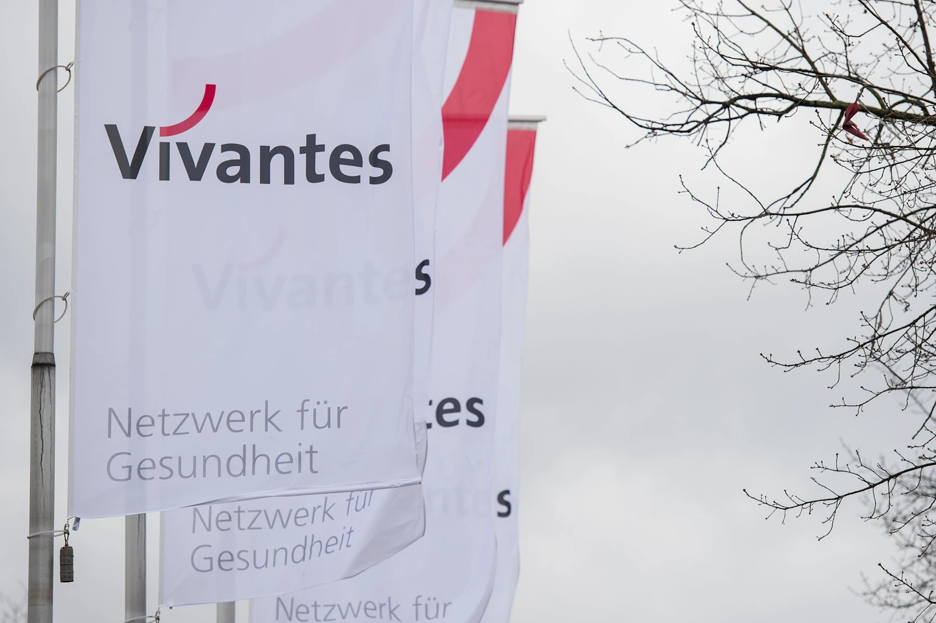 Fahnen des Berliner Klinikunternehmens Vivantes – bei den Tochterfirmen läuft ab Donnerstag ein zweitägiger Warnstreik.