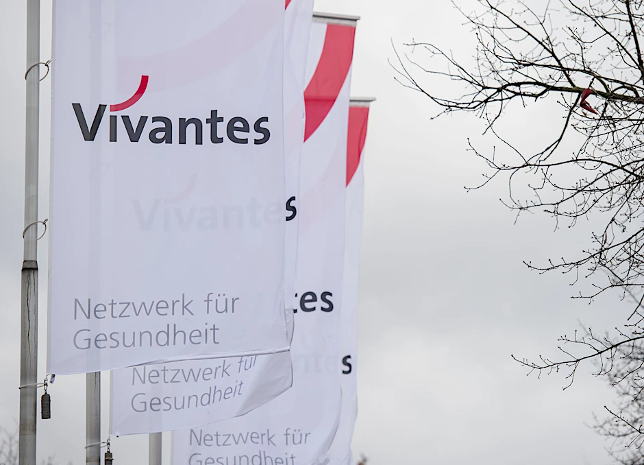 Fahnen des Berliner Klinikunternehmens Vivantes – bei den Tochterfirmen läuft ab Donnerstag ein zweitägiger Warnstreik.