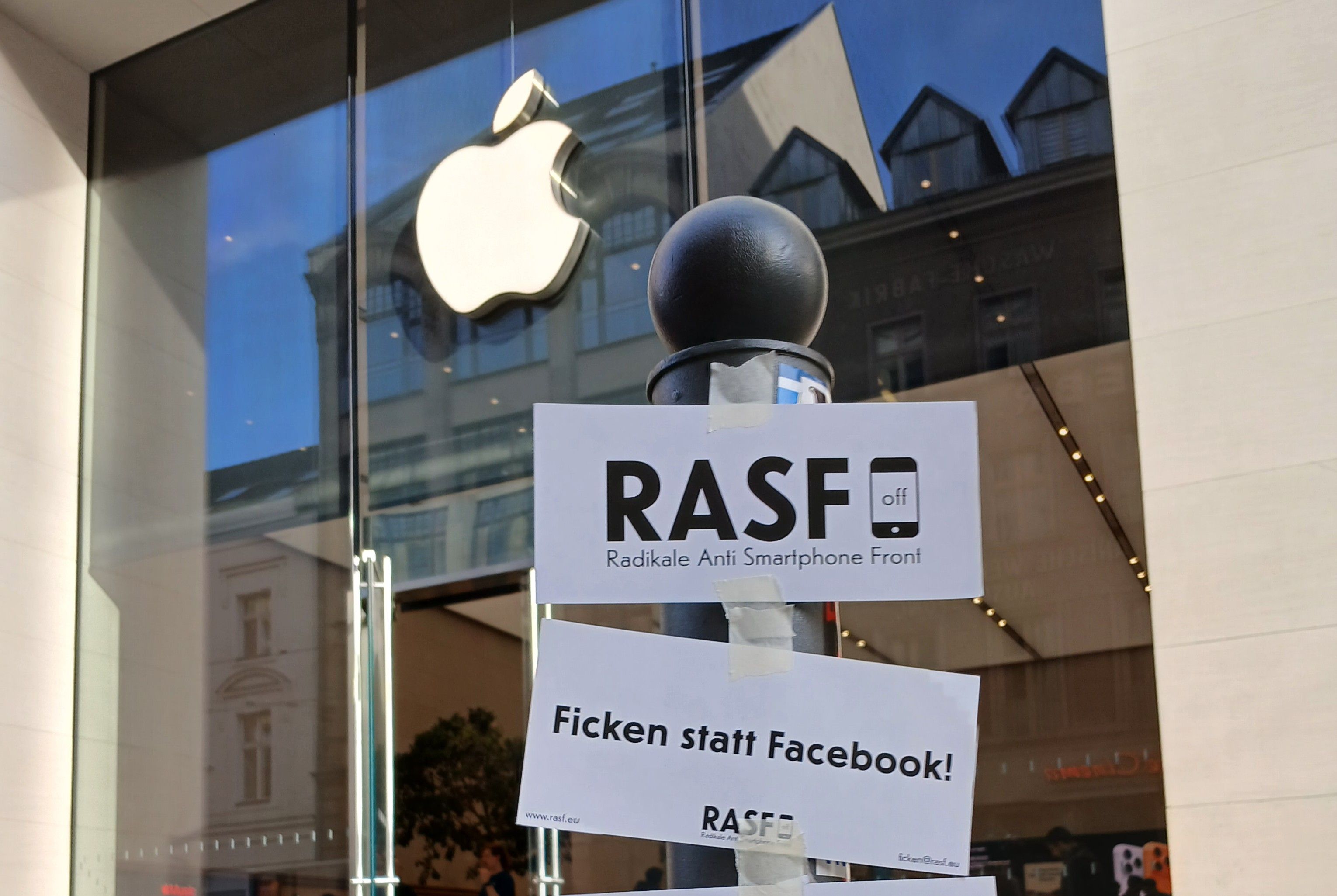 Protest gegen Smartphones in Berlin: „Diese sichtbaren Hierarchien sind soziales Gift“