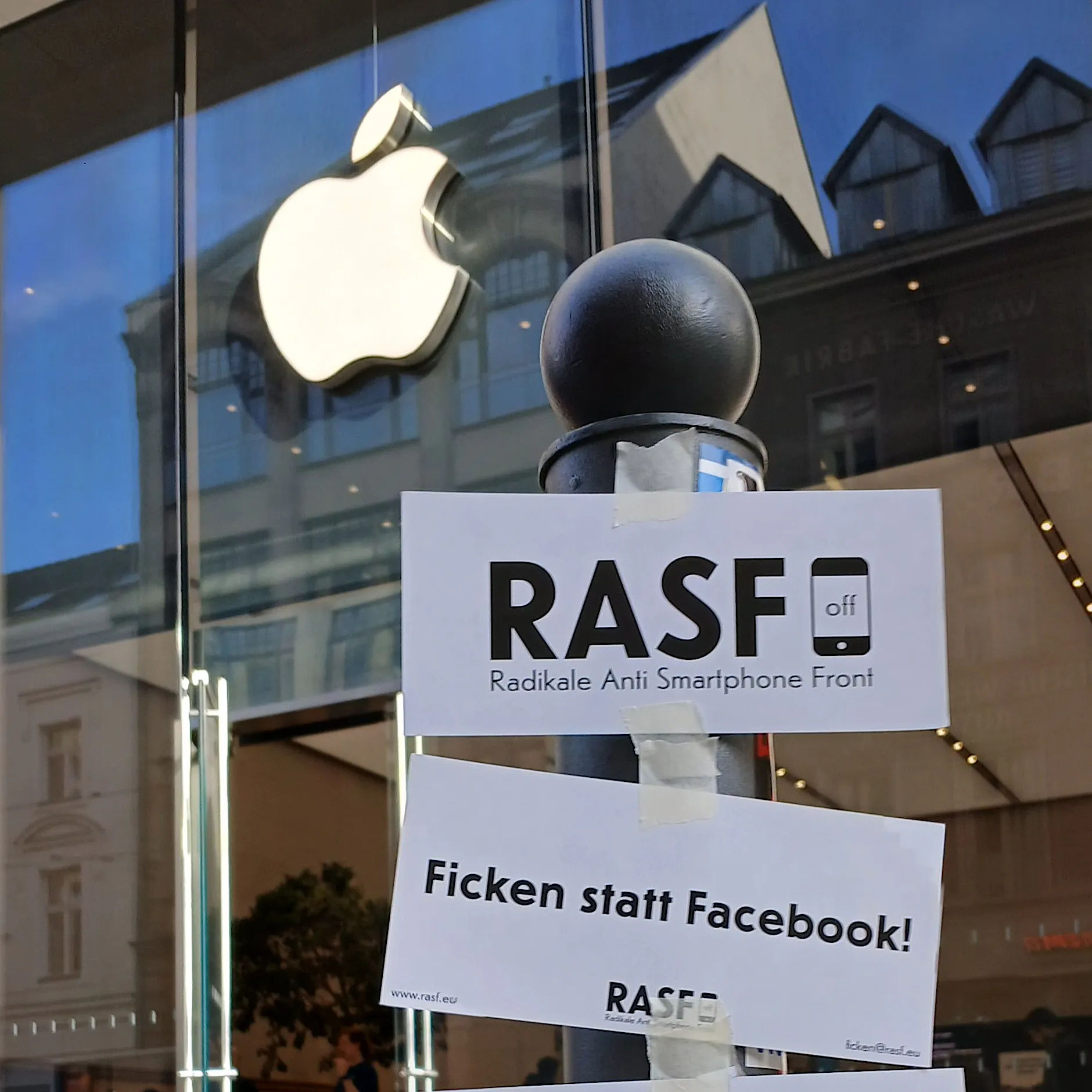 Protest gegen Smartphones in Berlin: „Diese sichtbaren Hierarchien sind soziales Gift“