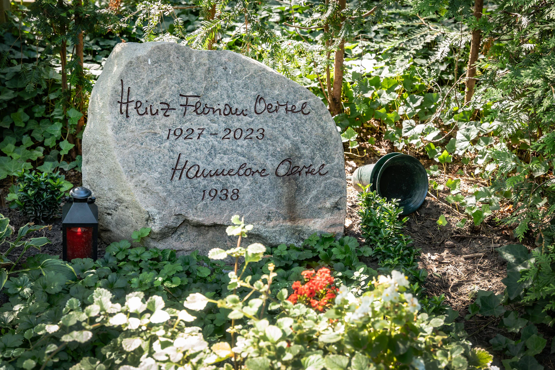Heinz Florian Oertel ist auf einem Friedhof in Berlin Pankow beigesetzt worden.