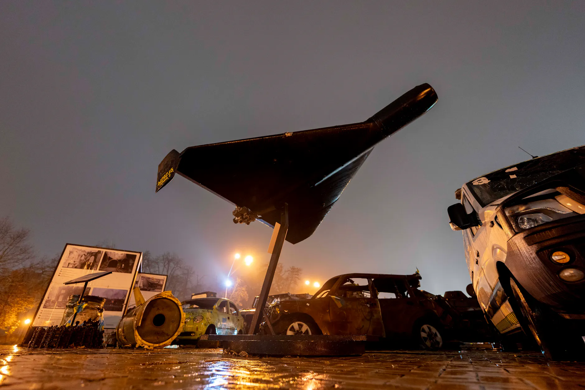 Eine russische Geran-2 Drohne wird im Jahr 2025 auf einem Platz in Kiew gezeigt