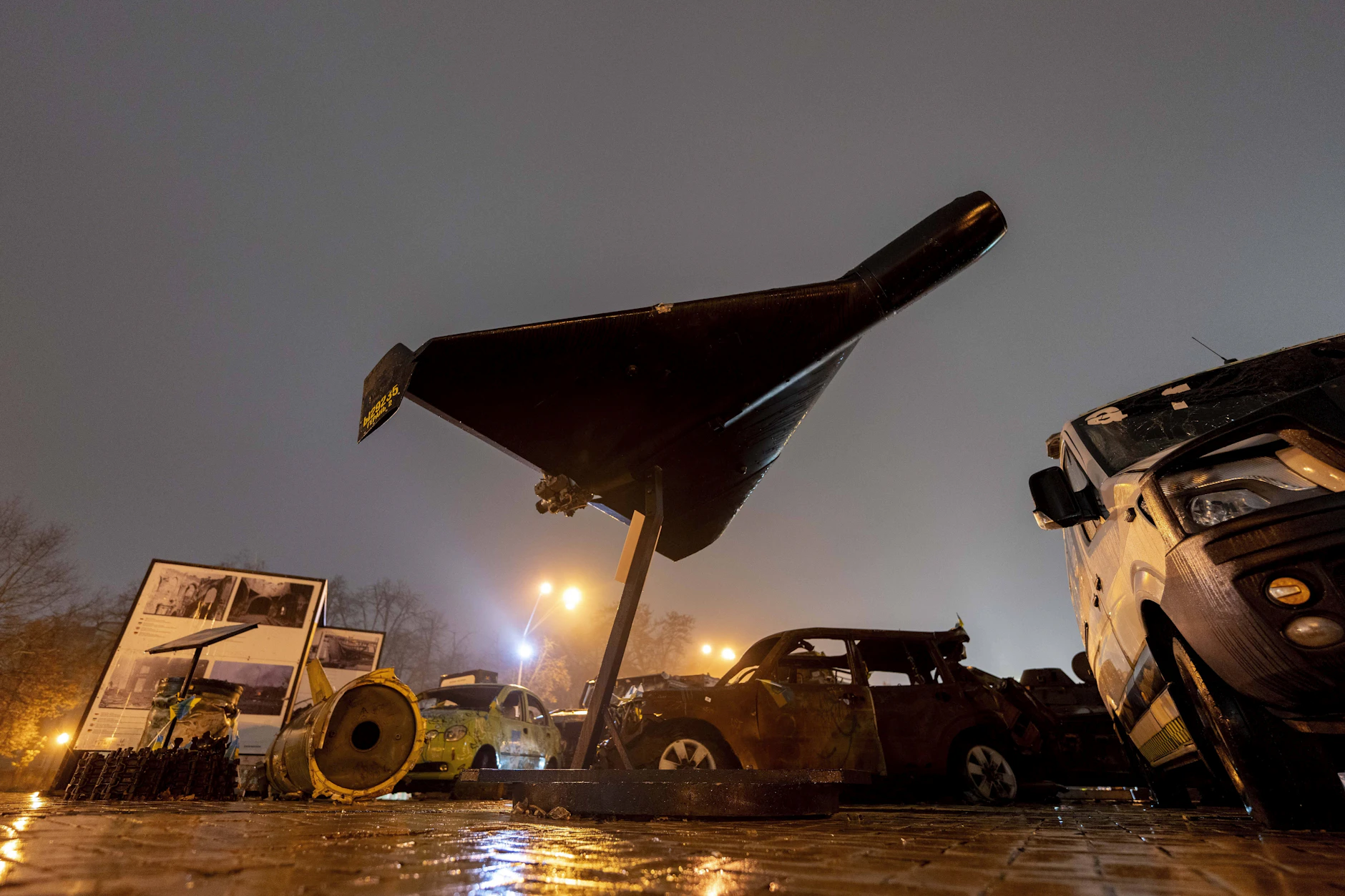 Eine russische Geran-2 Drohne wird im Jahr 2025 auf einem Platz in Kiew gezeigt