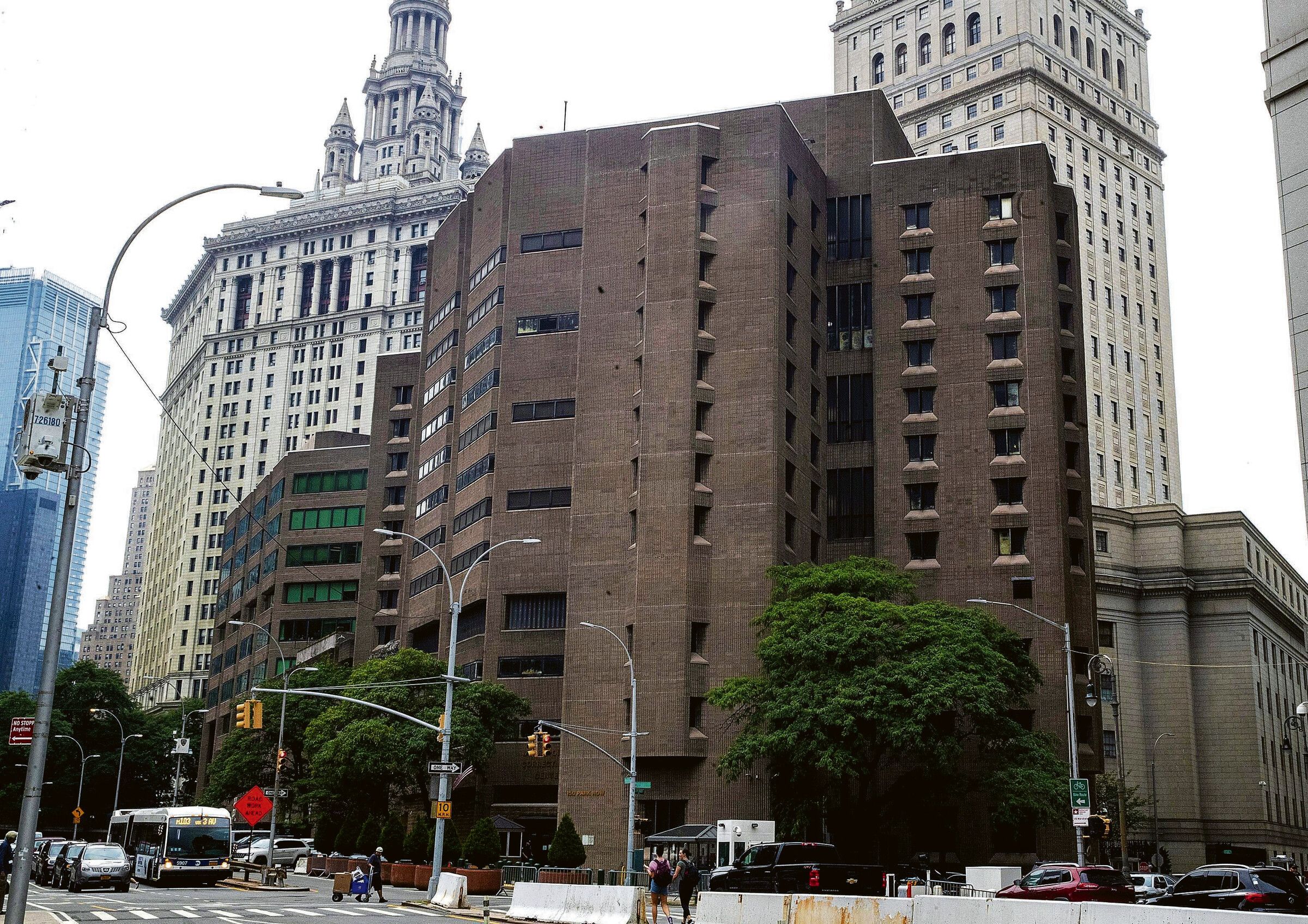 Image - Fünf Meter zum Systemkollaps: Die Wärterin, die Jeffrey Epstein bewachen sollte