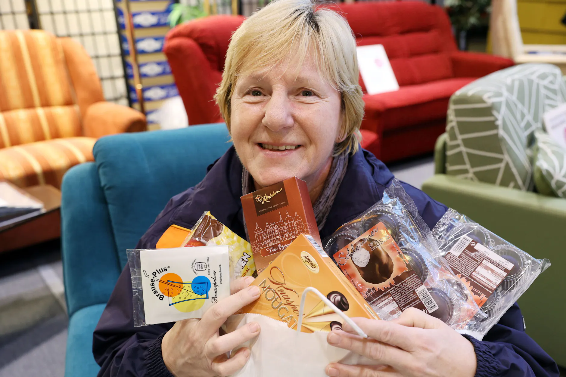 Elke Berger (66) aus Karlshorst hat für Kolleginnen eine ganze Tüte Schokoküsse geholt. Ihr Mann ist eine echte Naschkatze und bekommt Geleebananen, Nougat und vor allem Brausepulver.