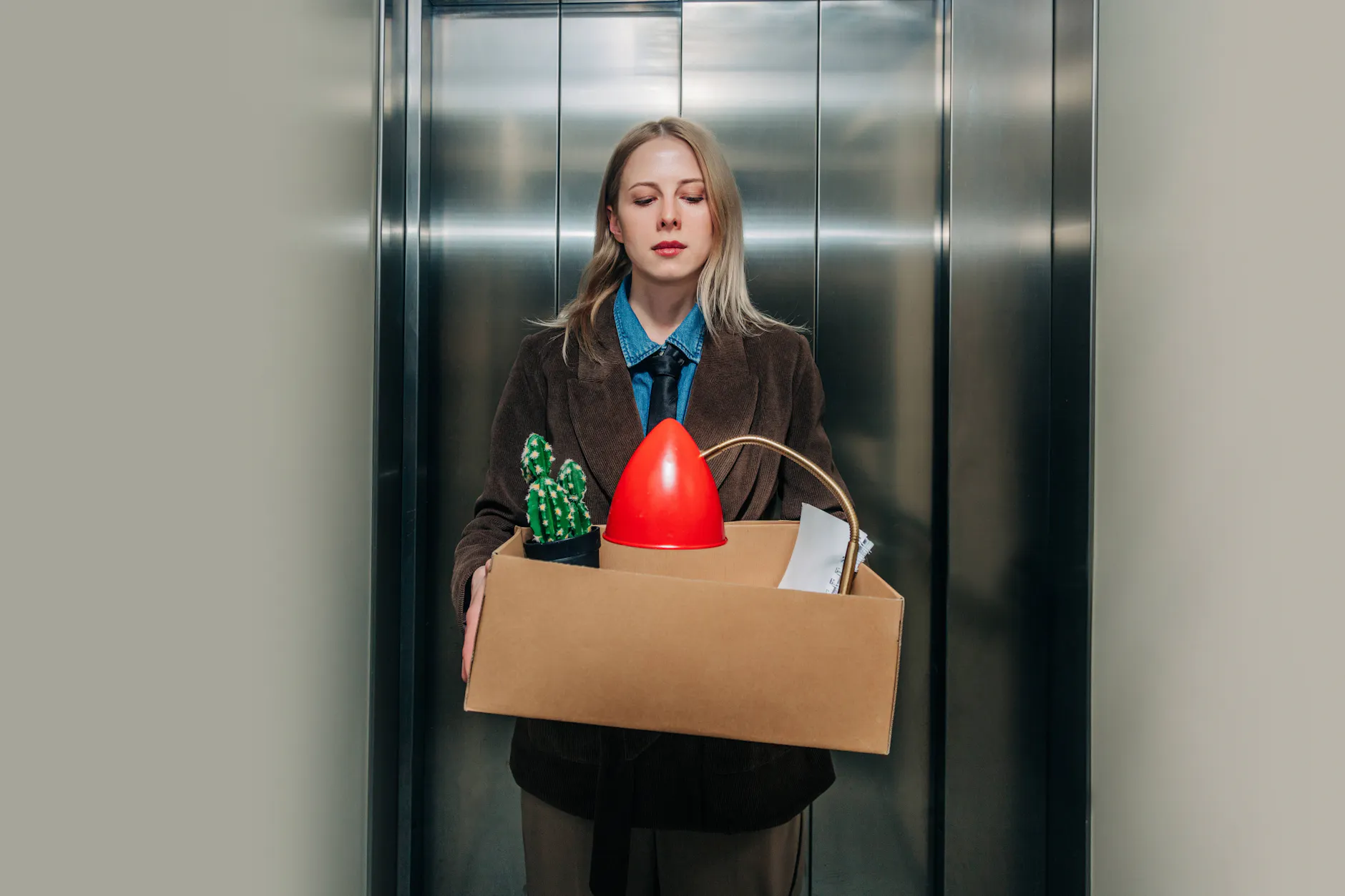 Wer gekündigt wird, darf nicht pauschal direkt vor die Tür gesetzt werden. Das hat das BAG jetzt entschieden (Symbolbild).