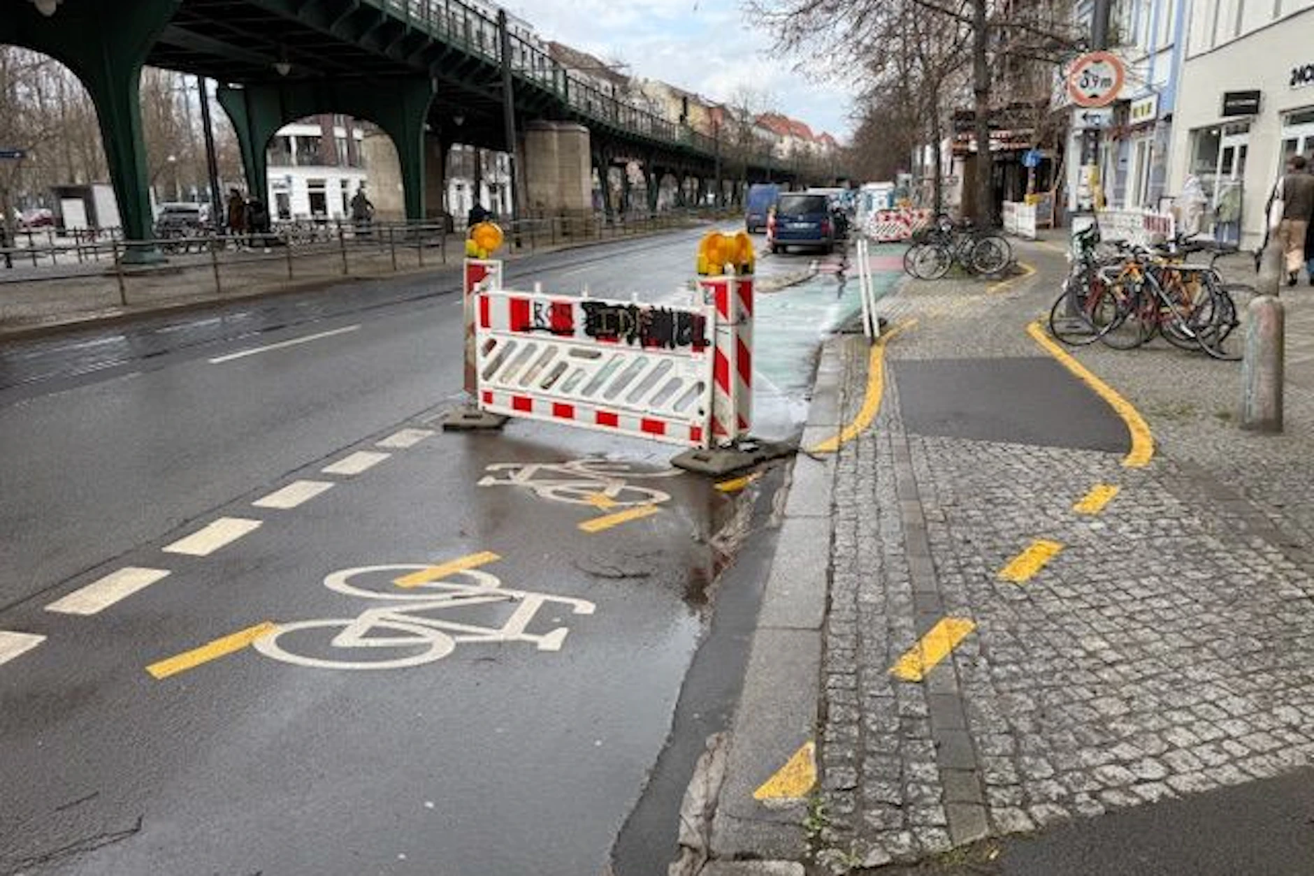 Farbchaos in der Schönhauser Allee, Prenzlauer Berg: Welche Markierungen gelten den nun?