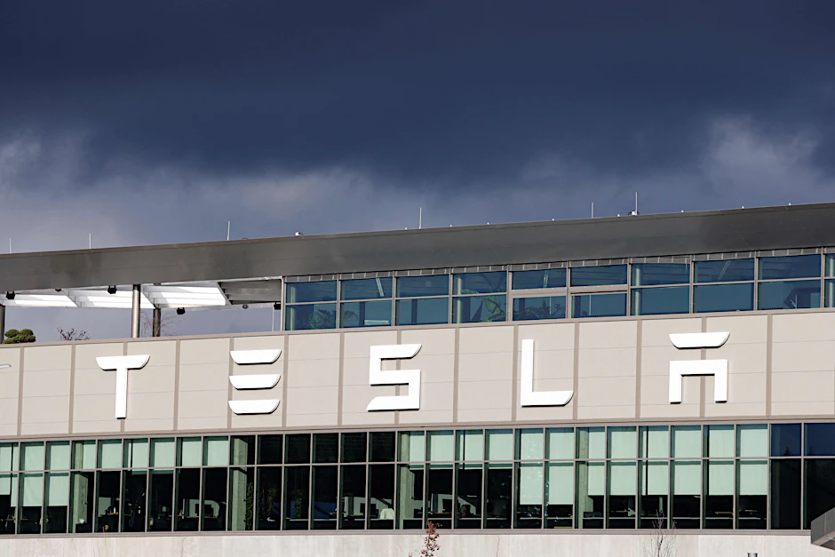 Dunkle Wolken über Tesla: Nach den falschen Vorwürfen gegen die IG Metall bleibt die Lage im Werk Grünheide äußerst angespannt.