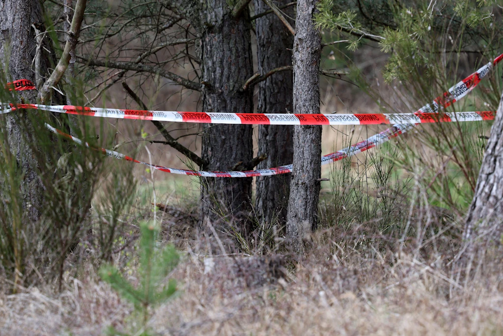 Arbeiter entdecken menschliche Knochen bei Waren