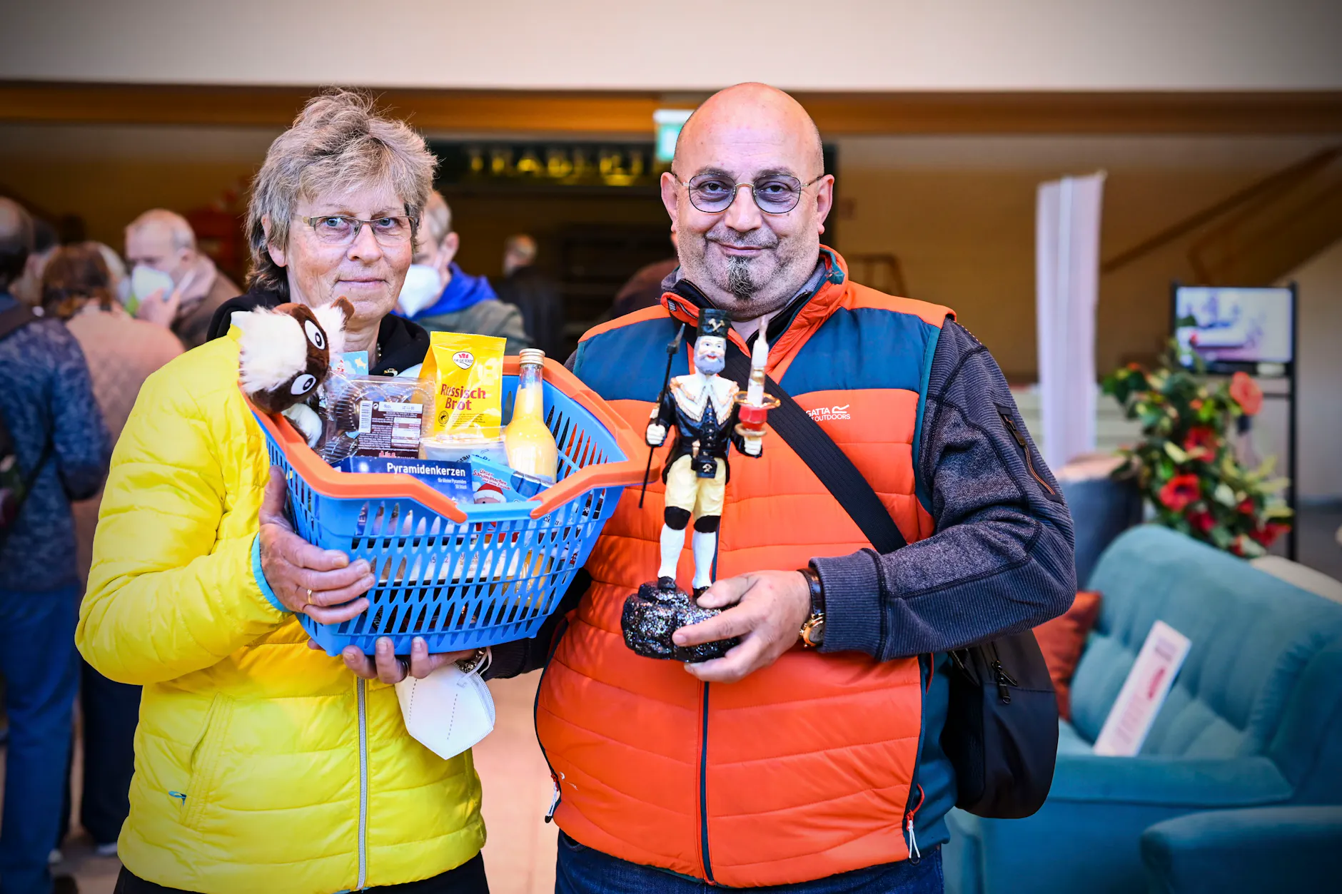 Von Pittplatsch bis zu Russisch Brot: Das Ehepaar Sabine und Niko finden beim Rundgang über die Verkaufsmesse Ostpro alles was das Ostherz begehrt.