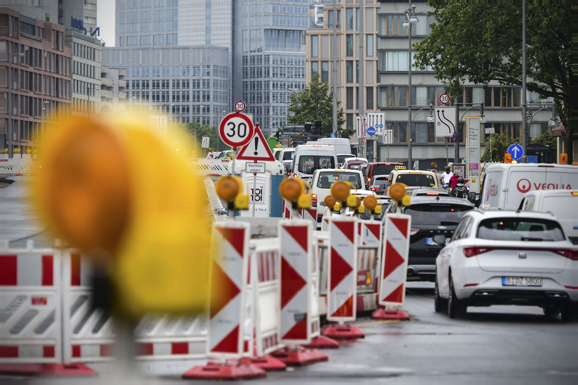 Neben zahlreichen Baustellen sorgen jetzt auch noch die Vorbereitungen zum Halbmarathon für weitere Straßensperrungen.