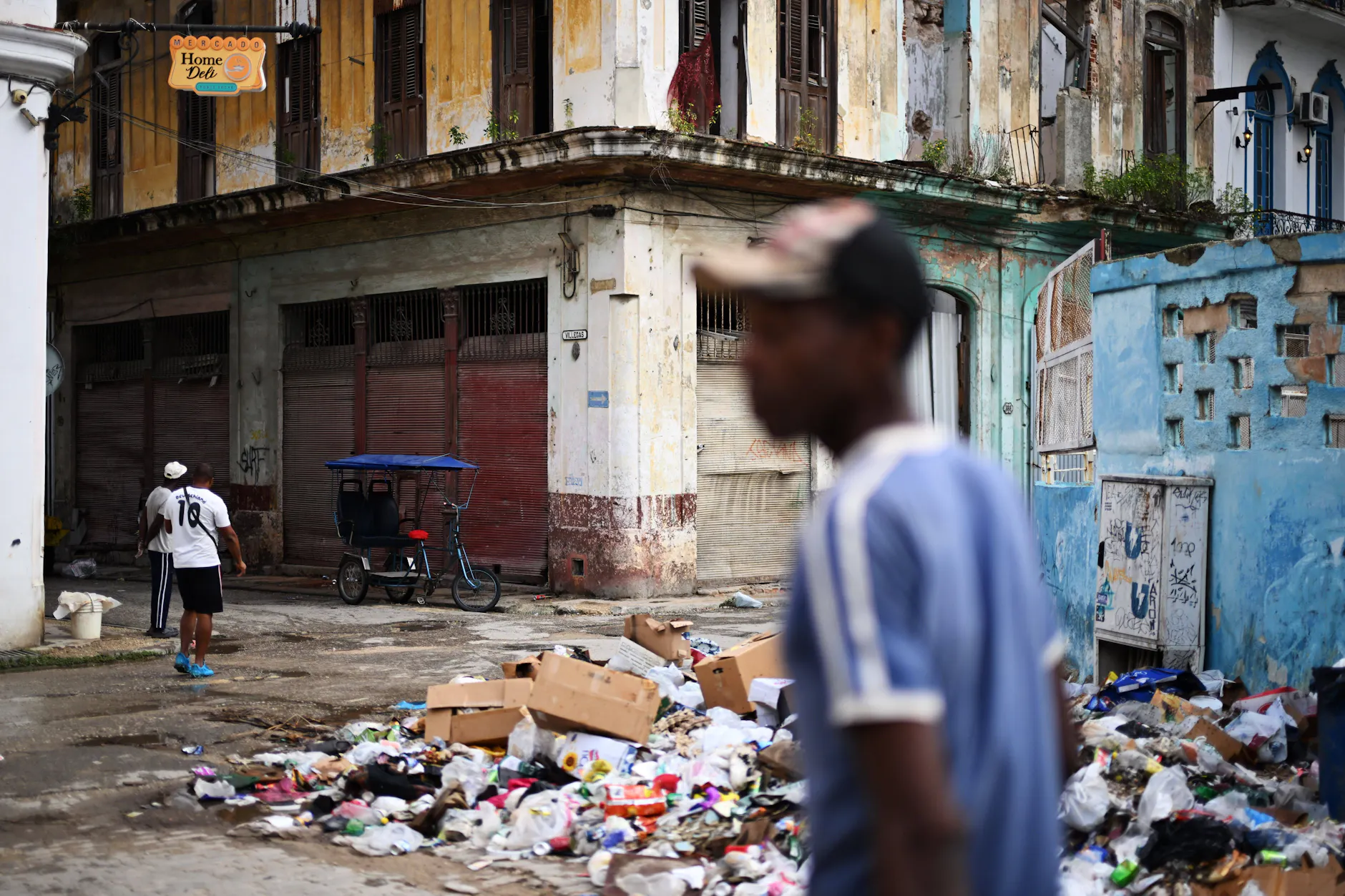 Wilde Müllberge häufen sich an den Straßenecken Havannas, weil die Müllabfuhr nicht mehr fährt.