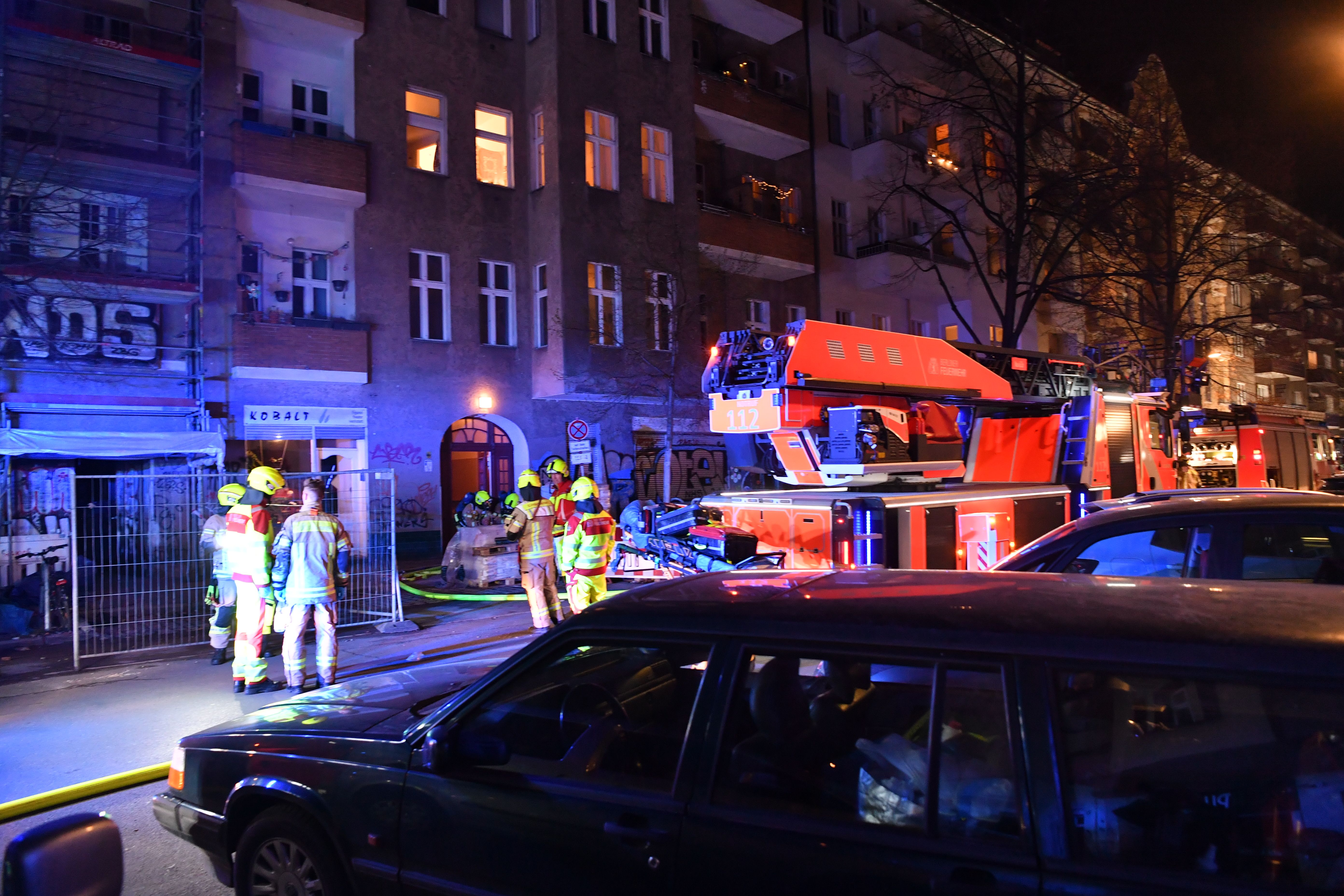 Großeinsatz der Feuerwehr in Neukölln: eine Person lebensgefährlich verletzt