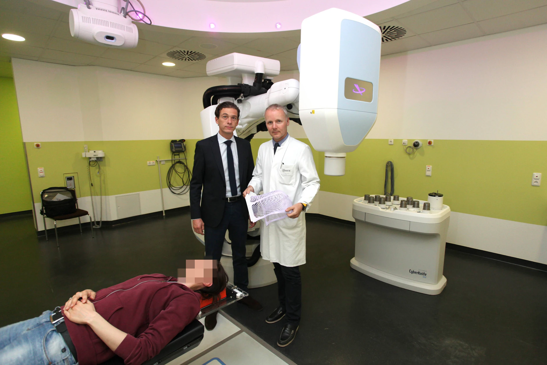 Prof. Dr. med. Peter Vajkoczy (links) neben seinem Kollegen Dr. med. Markus Kufeld in der Charité. Die Ärzte sind schockiert über die KI-Deepfakes. (Archivbild)