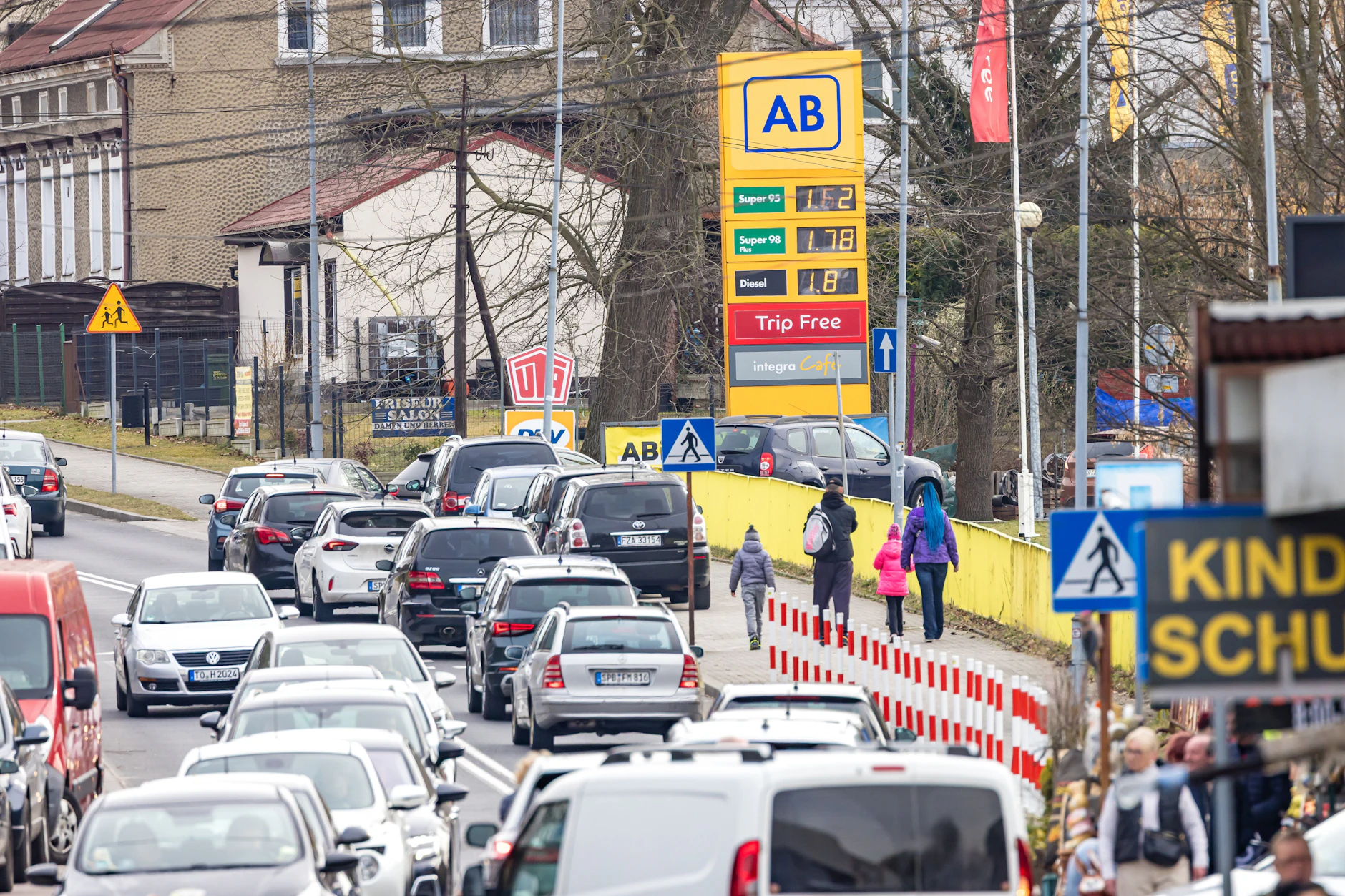 Mitte März bildeten sich an dieser Tankstelle in Leknica, auf der anderen Seite von Bad Muskau, dank deutscher Kunden lange Schlangen.