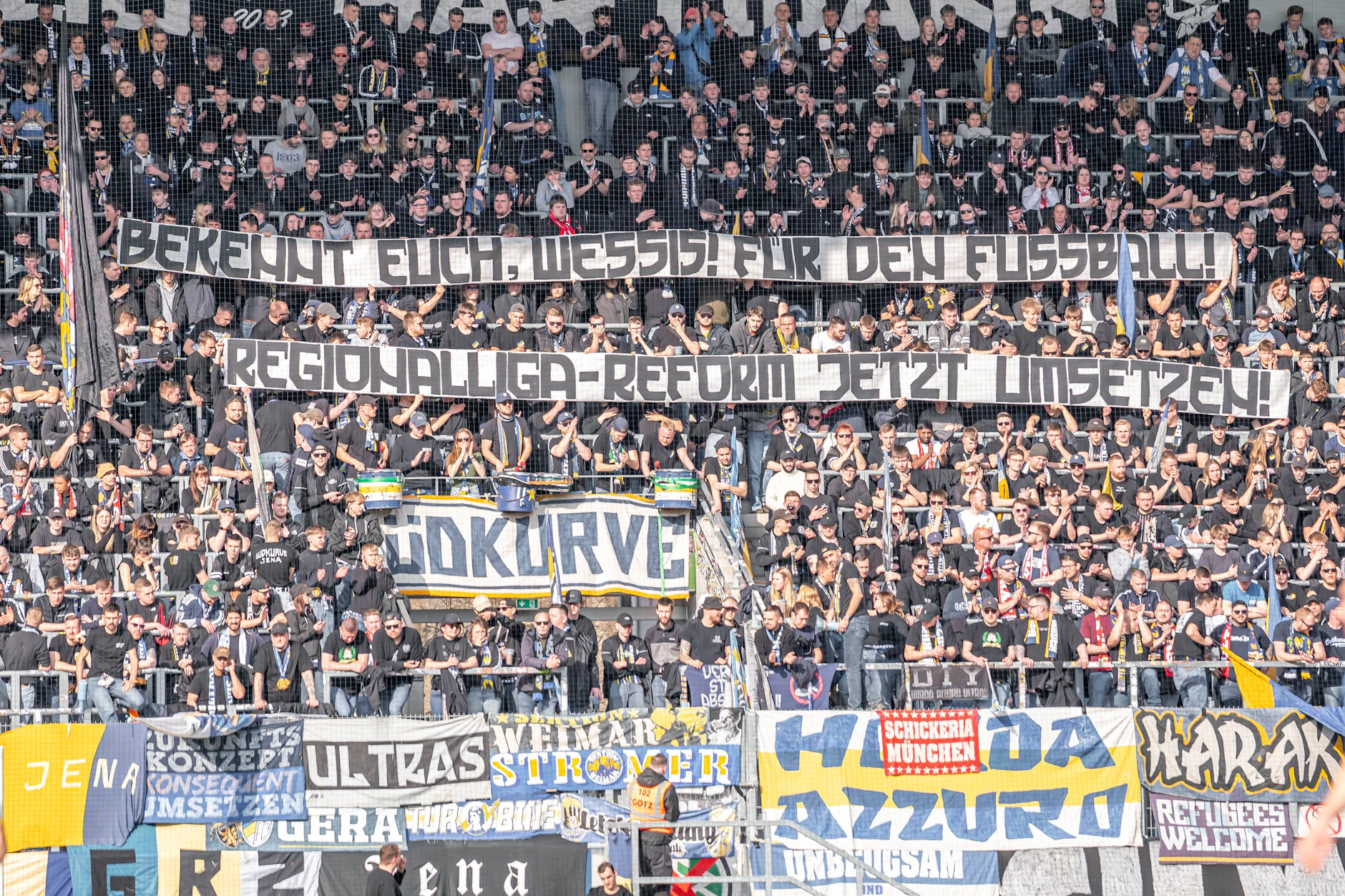 Die Botschaften und Forderungen aus dem Osten an den Westen, wie hier zuletzt im Regionalligaspiel zwischen dem Chemnitzer FC gegen FC Carl Zeiss Jena präsentiert, waren sehr deutlich.