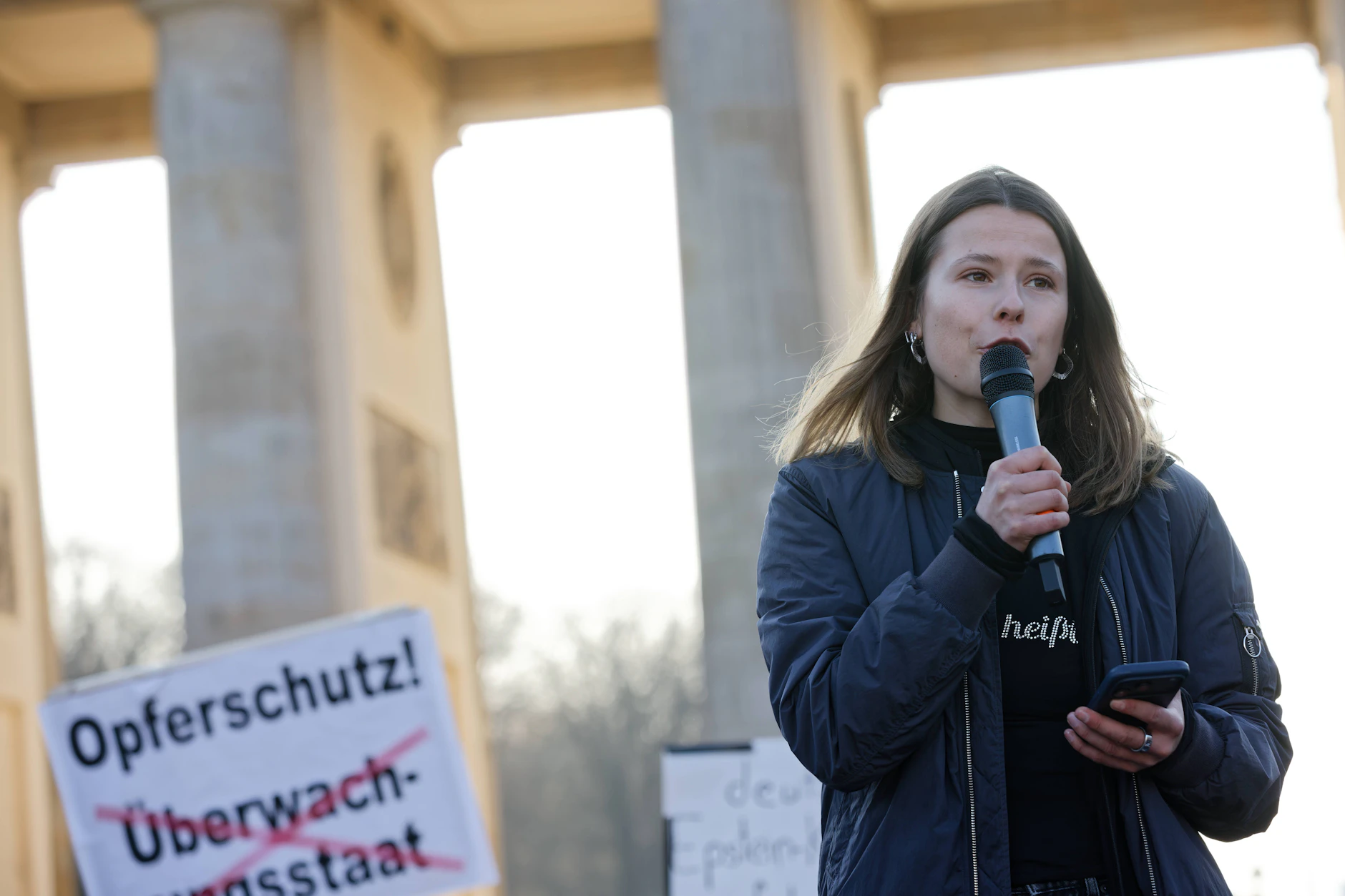 Luisa Neubauer sprach vor dem Brandenburger Tor in Berlin auf einer Demo für Fernandes.