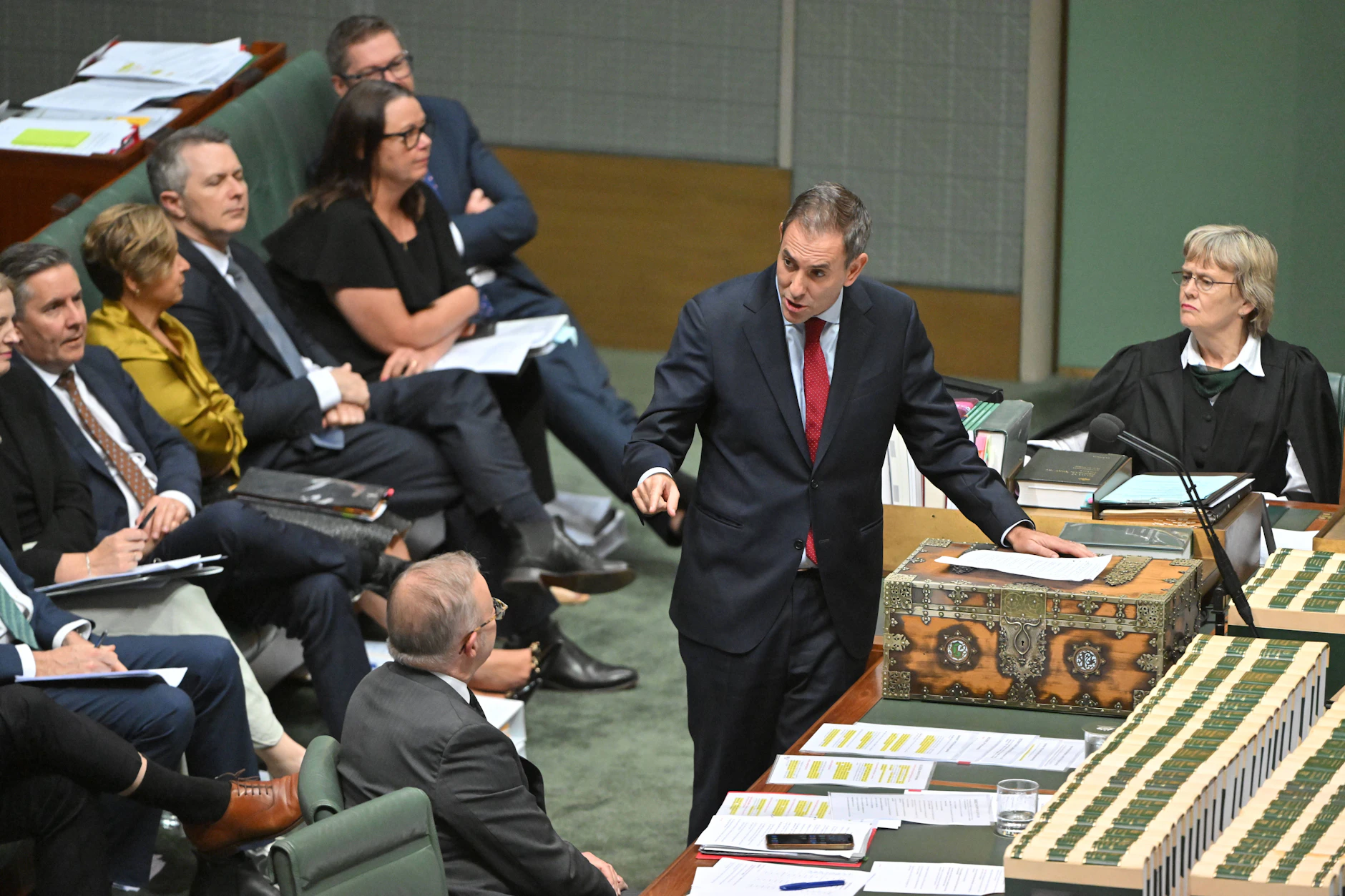Australiens Finanzminister Jim Chalmers während der Fragestunde im Parlament in Canberra