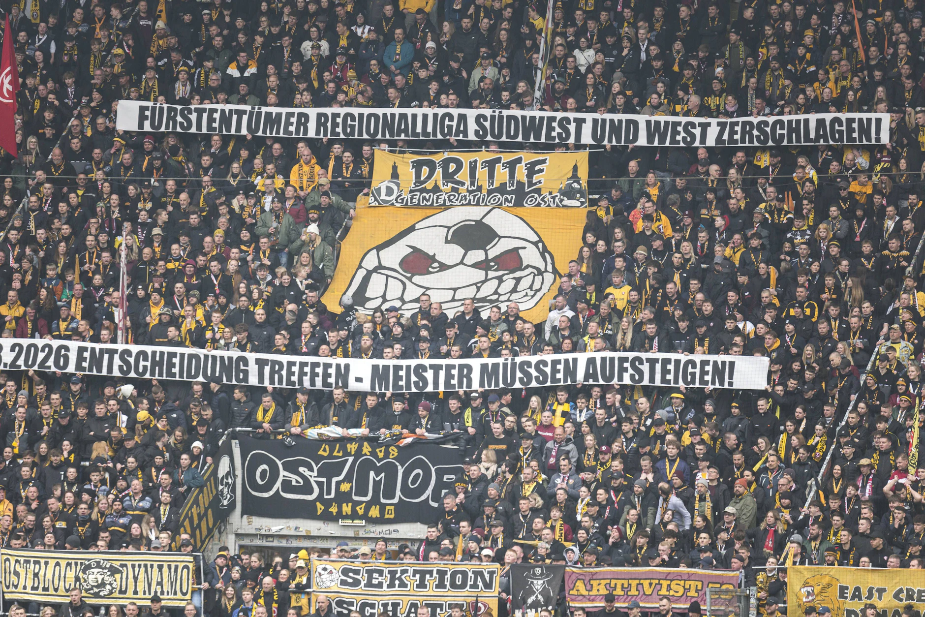 Bundesweit protestieren Fans wie hier beim Spiel Dynamo Dresden gegen Preußen Münster für eine Reform der Regionalliga.