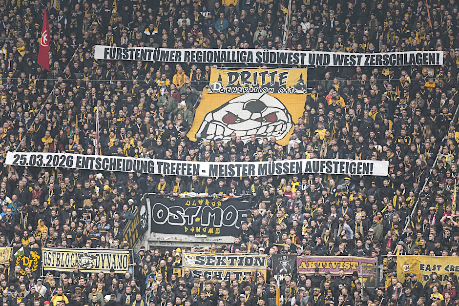 Bundesweit protestieren Fans wie hier beim Spiel Dynamo Dresden gegen Preußen Münster für eine Reform der Regionalliga.