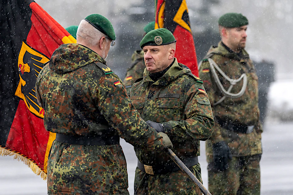 Truppen für Litauen: Fahnenübergabe an Brigadegeneral Christoph Huber (r.). Seine Panzerbrigade 45 soll künftig die Nato-Ostflanke sichern.
