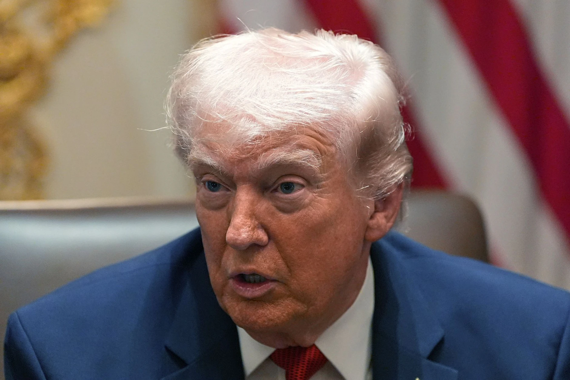 US-Präsident Donald Trump spricht während einer Kabinettssitzung im Weißen Haus – dort griff er Deutschland wegen seiner Haltung zum Iran-Krieg an.