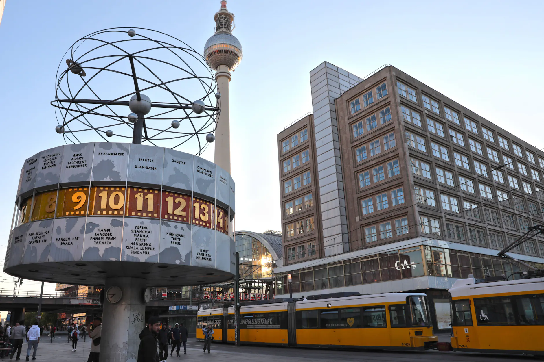 Die Weltzeituhr am Alexanderplatz in Berlin: Sie wird ein Opfer der Zeitumstellung.