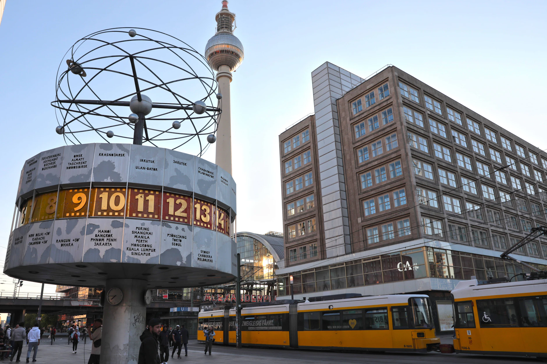  Die Weltzeituhr am Alexanderplatz in Berlin: Sie wird ein Opfer der Zeitumstellung.