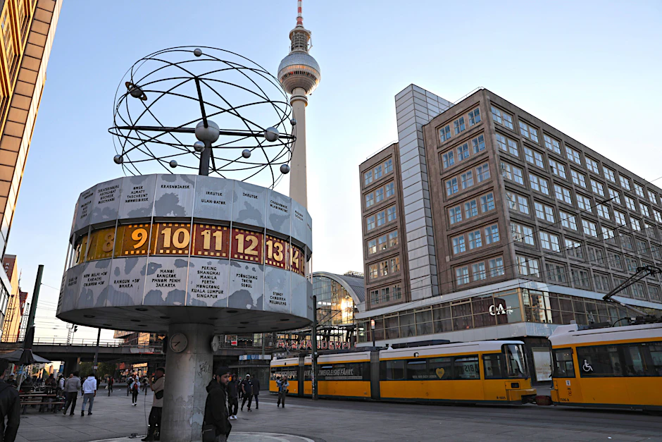 Die Weltzeituhr am Alexanderplatz in Berlin: Sie ist ein Opfer der Zeitumstellung.