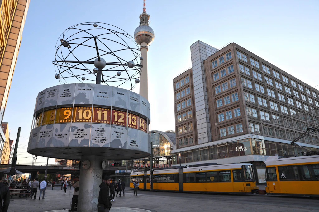 Ärger am Alexanderplatz: Weltzeituhr tickt falsch nach Zeitumstellung!