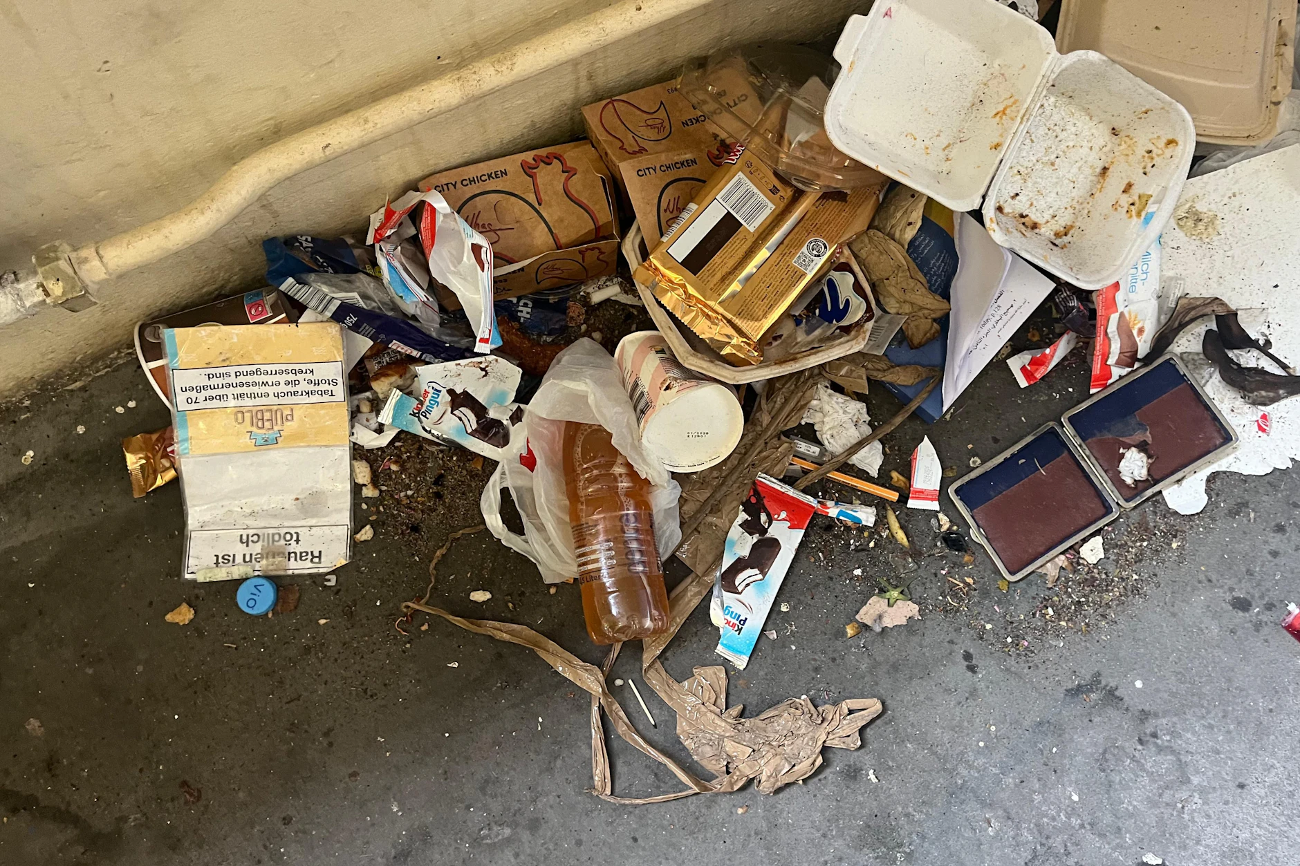 Mietshaus in Kreuzberg: Im Treppenhaus leben seit Monaten Wohnungslose und Drogenabhängige.