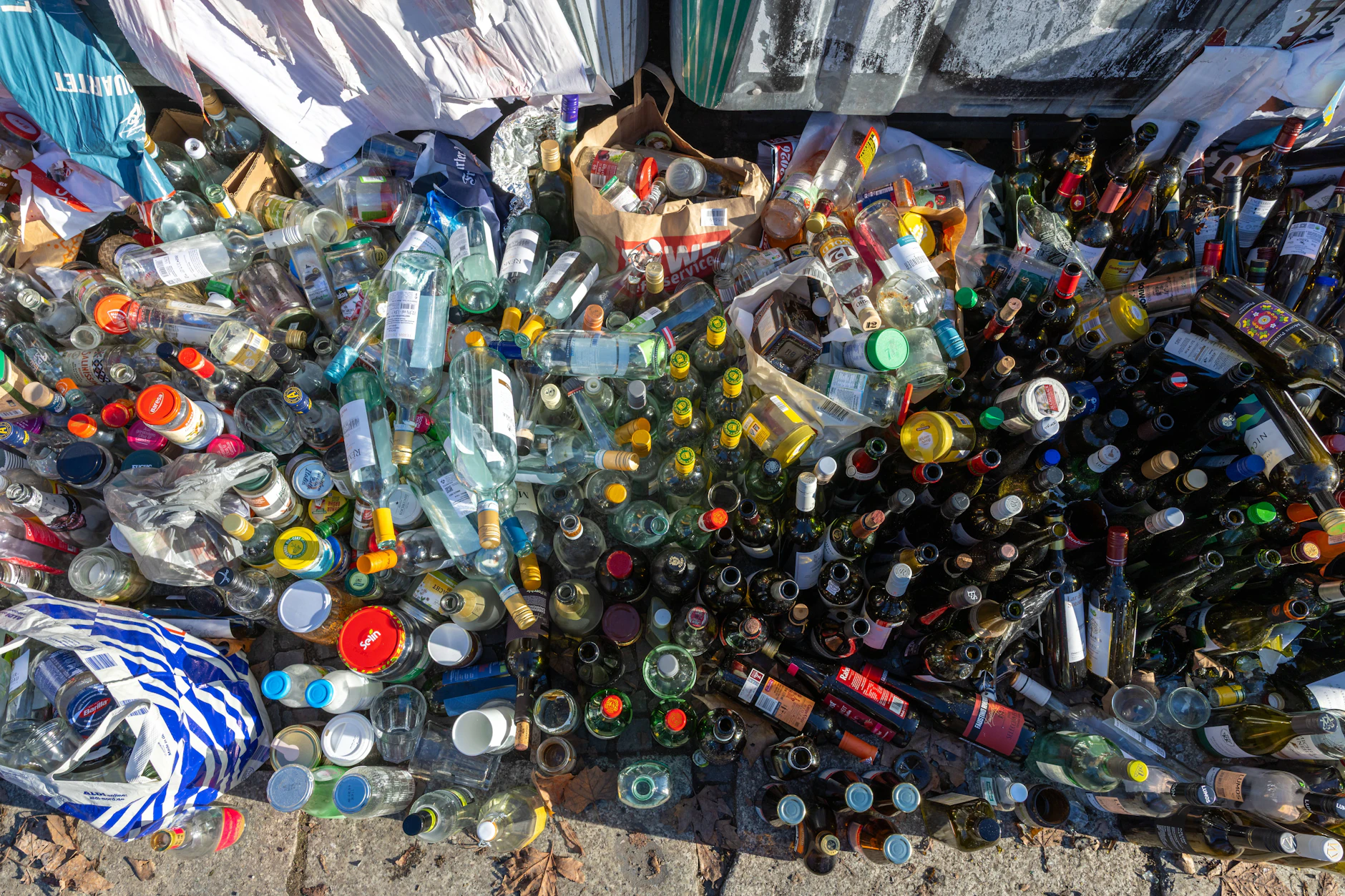 Ein Glascontainer im Januar 2026 an der Soorstraße Ecke Kaiserdamm in Charlottenburg.