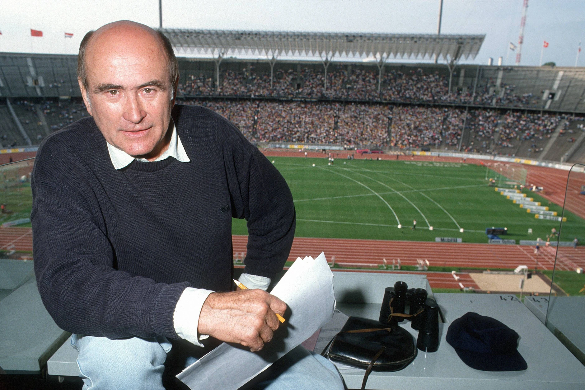 Die Leichtathletik war eine der Lieblingssportarten von Reporter Heinz Florian Oertel. Hier berichtet er vom ISTAF 1992 aus dem Berliner Olympiastadion.