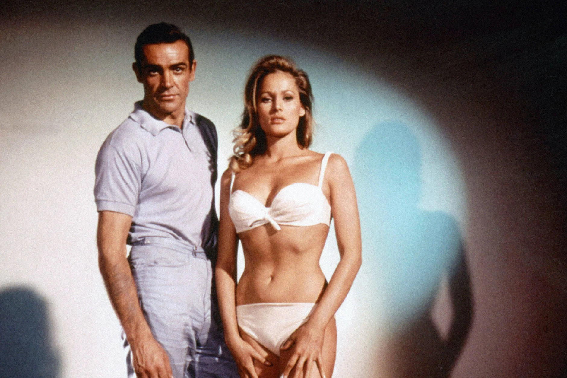 1962: Ursula Andress als Honey Ryder und Sean Connery als James Bond