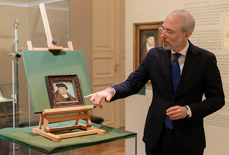 Kunstgeschichte in Postkartengröße: Bernd Ebert, Generaldirektor der Staatlichen Kunstsammlungen Dresden, stellt das wiedererworbene Cranach-Bild erstmals vor.