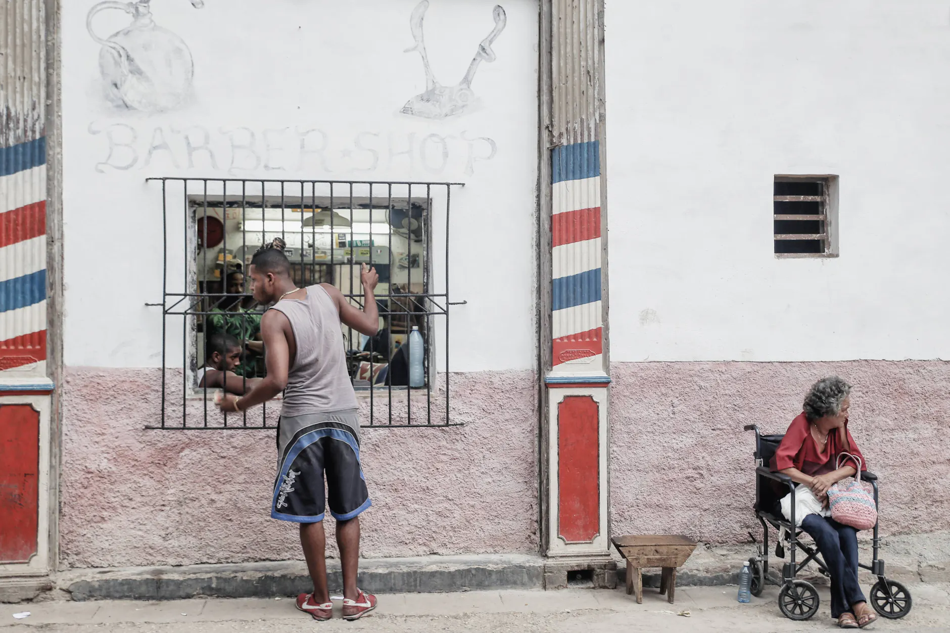 Was die Touristen abschreckt, ist für die Einheimischen eine Katastrophe: Lebensmittel verderben, Betriebe und Behörden werden stillgelegt, Banken schließen.