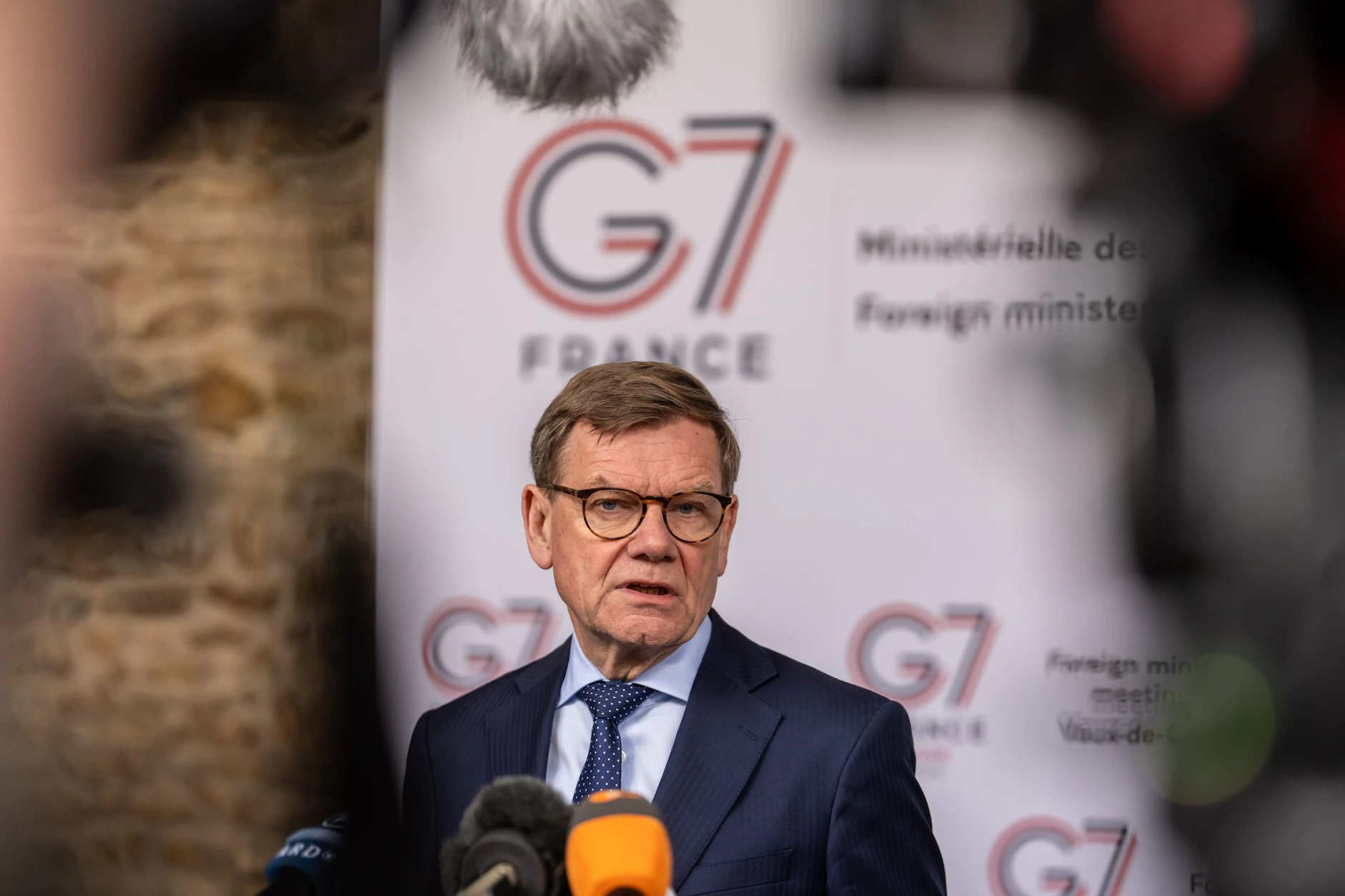 Außenminister Johann Wadephul (CDU) gibt eine Stellungnahme beim Außenminister-Treffen der G7 in Frankreich ab.