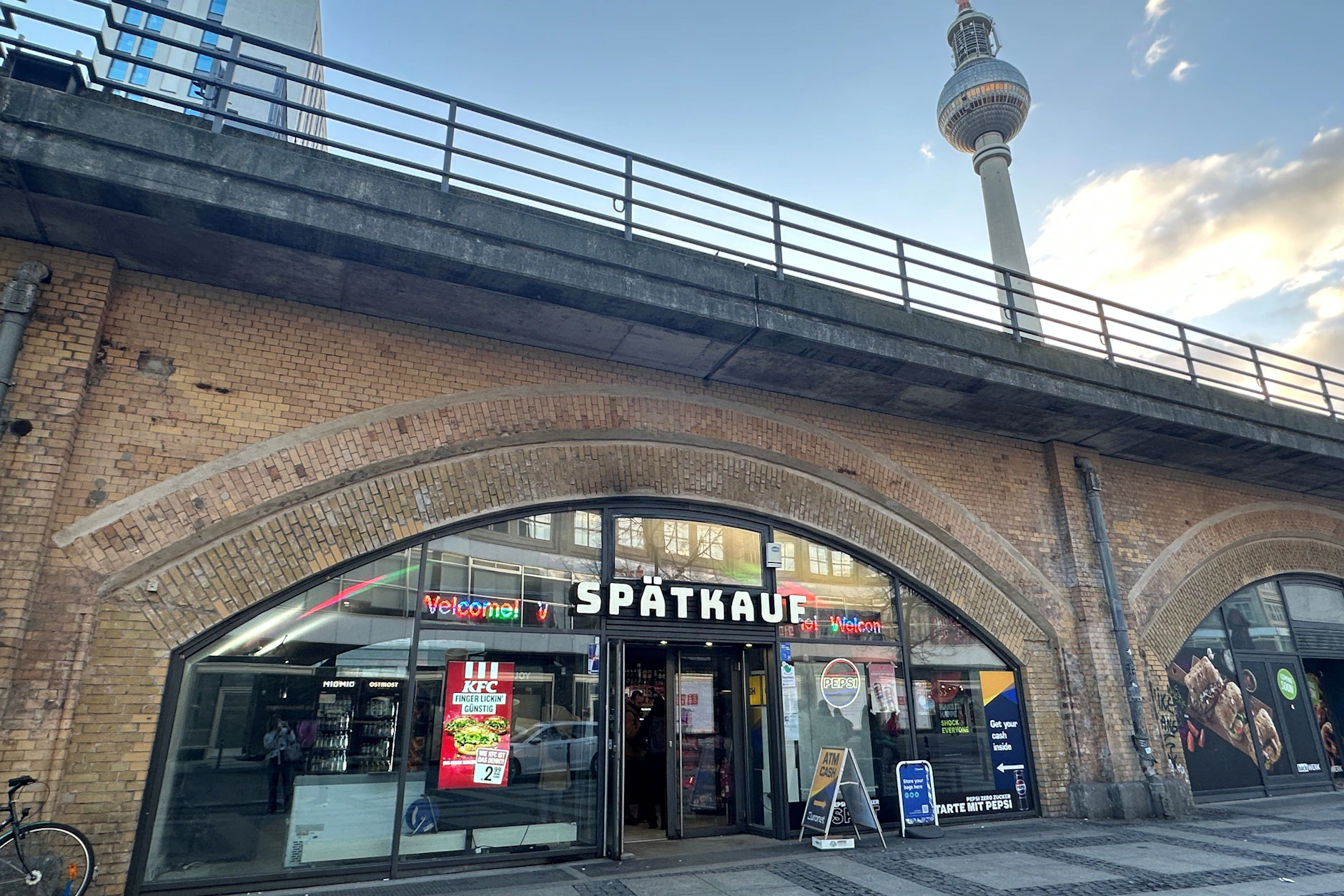 Oben S-Bahn, außen Späti, drinnen Club: In der Dircksenstraße will Robert Havemann den besten Club Deutschlands eröffnen.