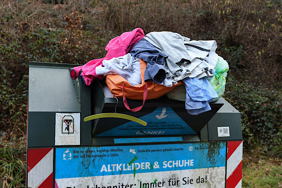 Volle Altkleidercontainer prägen im Fast-Fashion-Zeitalter längst das Stadtbild. Ein neues Gesetz soll nun den Kleidermüll reduzieren.