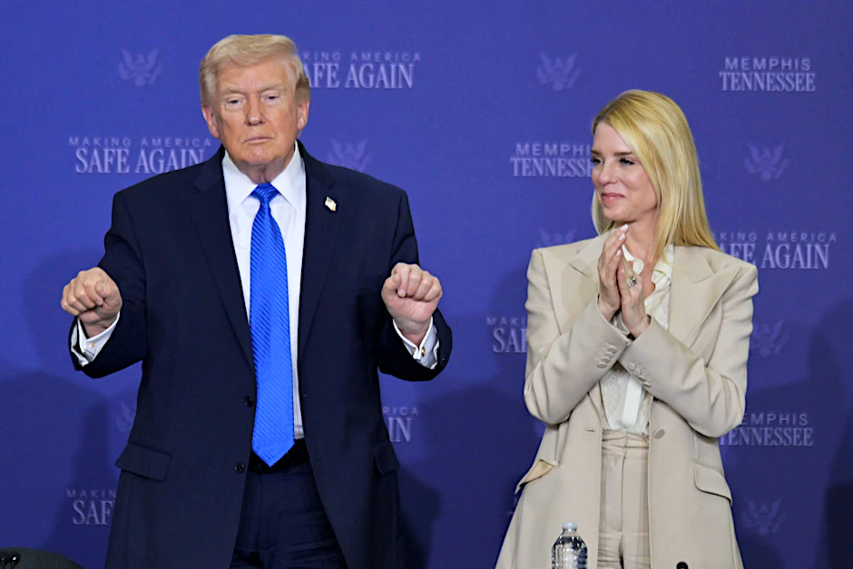US-Präsident Donald Trump und Justizministerin Pam Bondi bei einer Diskussionsrunde zur öffentlichen Sicherheit in Memphis. Die Regierung verschärft den Kurs bei Einbürgerungsbetrug.