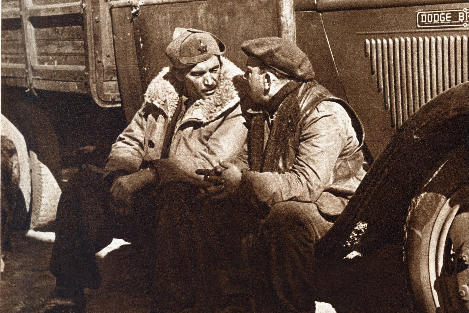 Hans Beimler (li.) im Gespräch mit einem Mitkämpfer. Beimler war politischer Kommissar der Internationalen Brigaden im spanischen Bürgerkrieg Mitte der 30er Jahre.