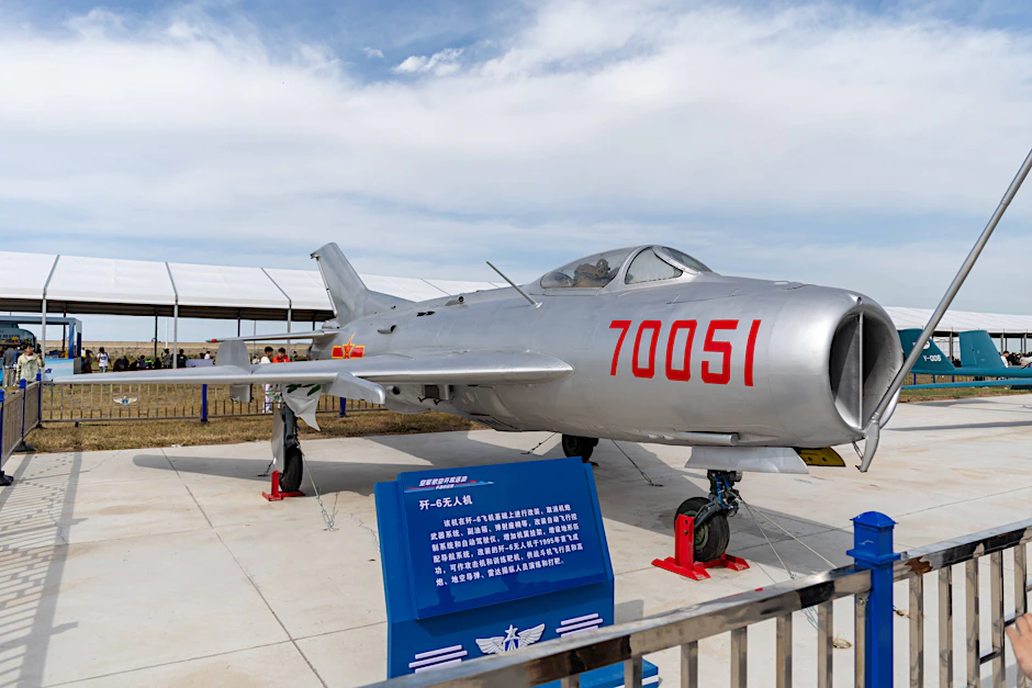 Ein umgebautes J-6-Flugzeug bei einer Ausstellung im Jahr 2025 in China