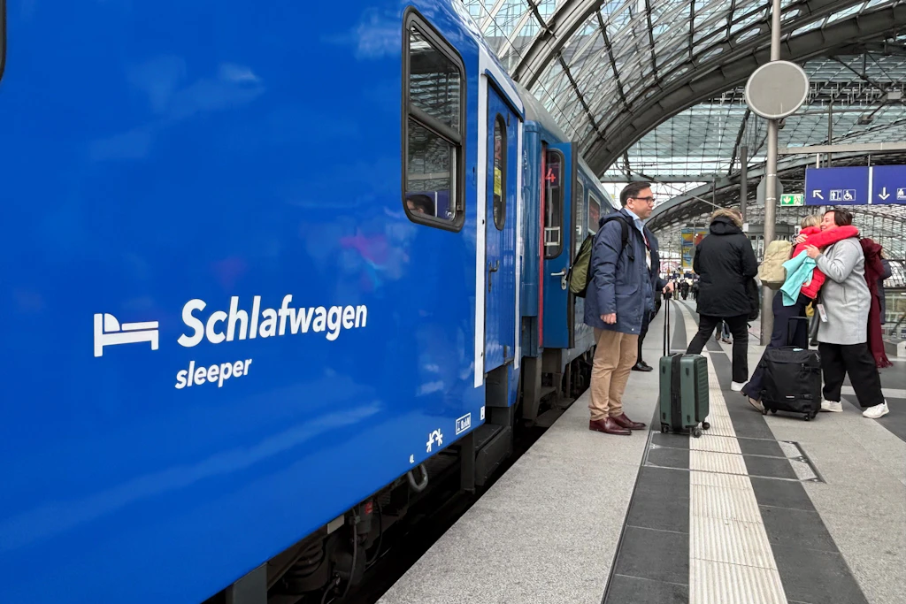 Angekommen um 9.05 Uhr an Gleis 11. Nach rund 15-stündiger Fahrt ist im März 2026 der erste European Sleeper im Berliner Hauptbahnhof eingetroffen. Der private Nachtzug, der einem niederländisch-belgischen Unternehmen gehört, fährt mehrmals wöchentlich.