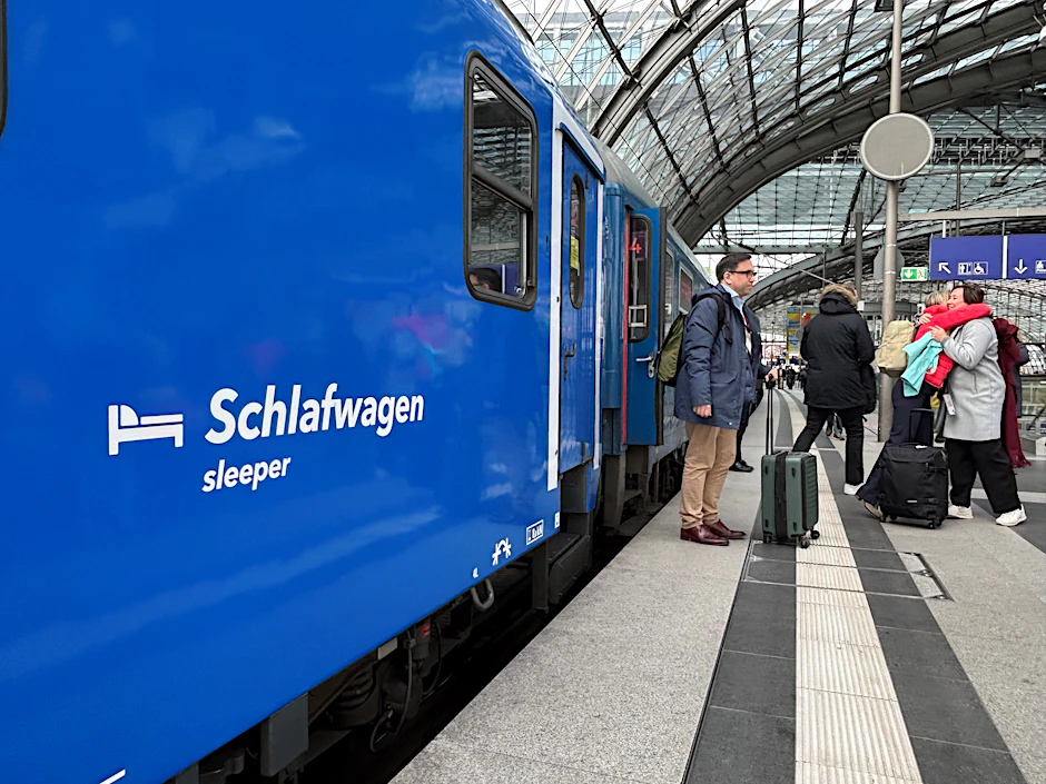 Angekommen um 9.05 Uhr an Gleis 11. Nach rund 15-stündiger Fahrt ist der erste European Sleeper im Hauptbahnhof Berlin eingetroffen.