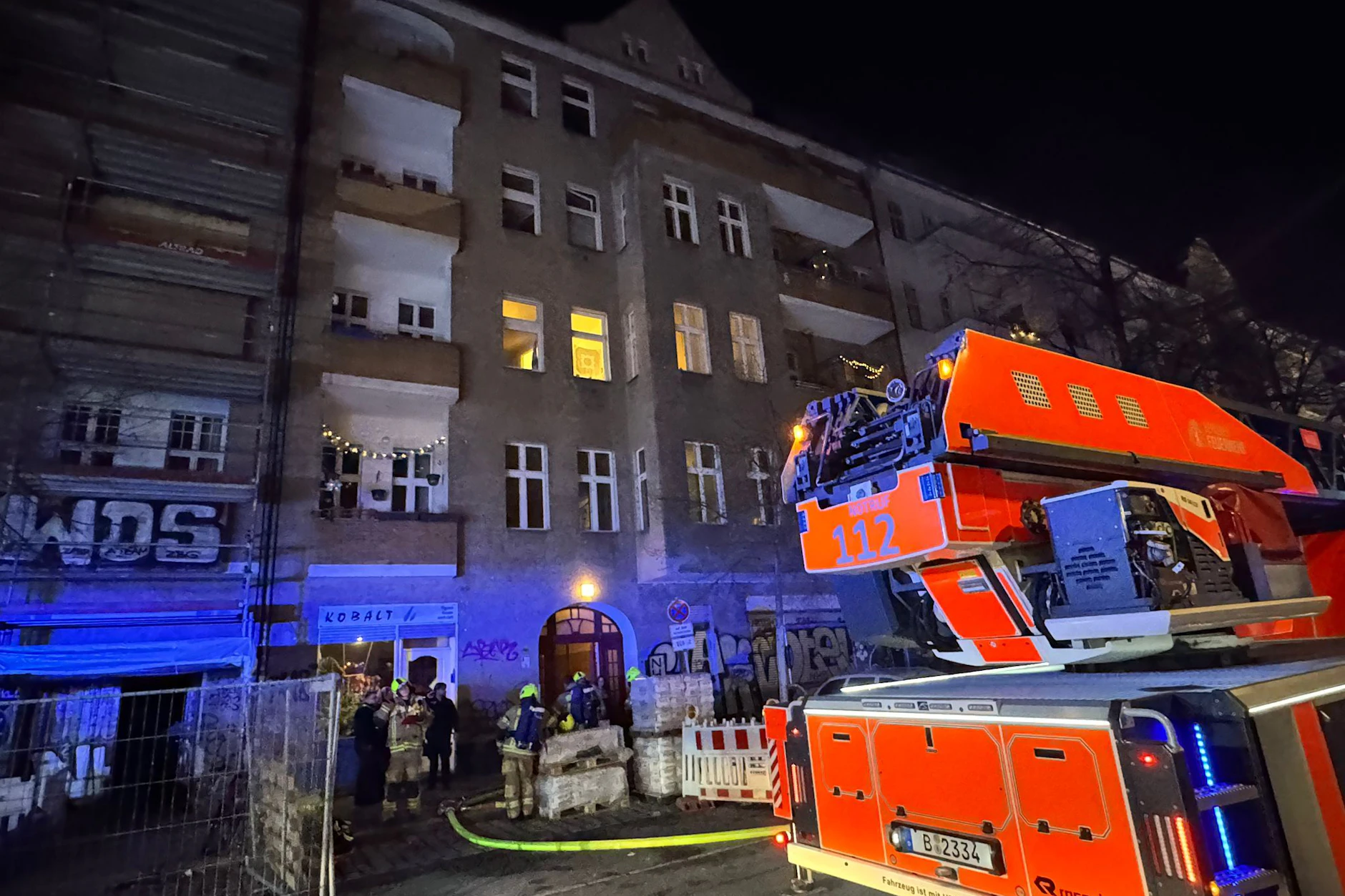 Flammen schlagen aus dem Hinterhaus in der Sanderstraße: Die Feuerwehr kämpft mit einem Großaufgebot gegen das Feuer im dritten Obergeschoss.